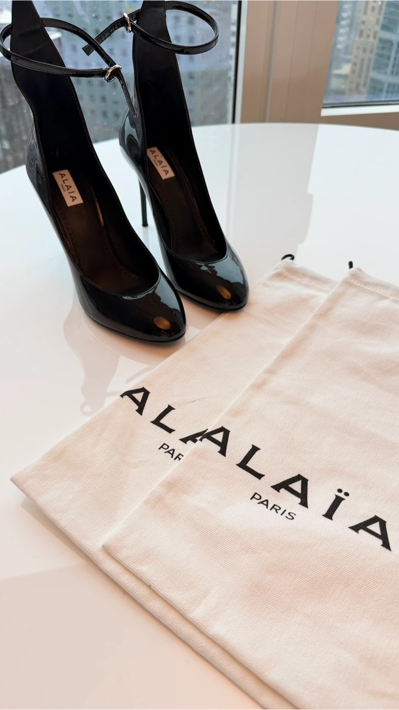 ALAÏA Black Patent Leather Ankle Strap Heels - photo 4
