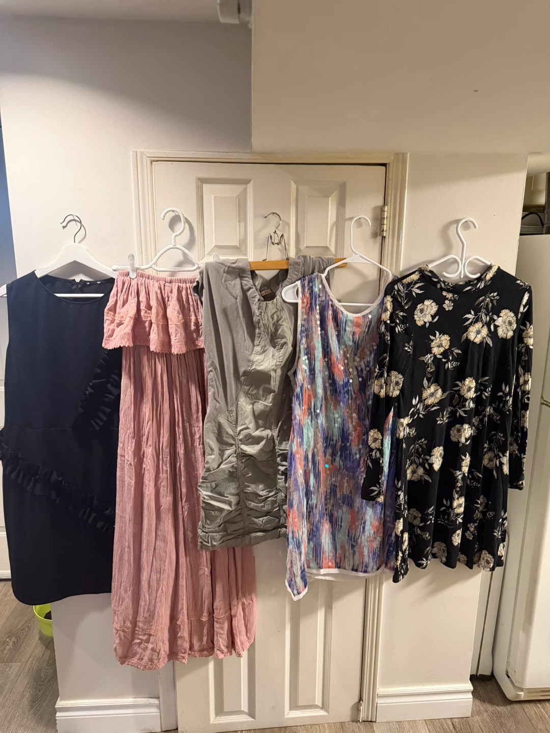 5 Assorted women's dresses Size M