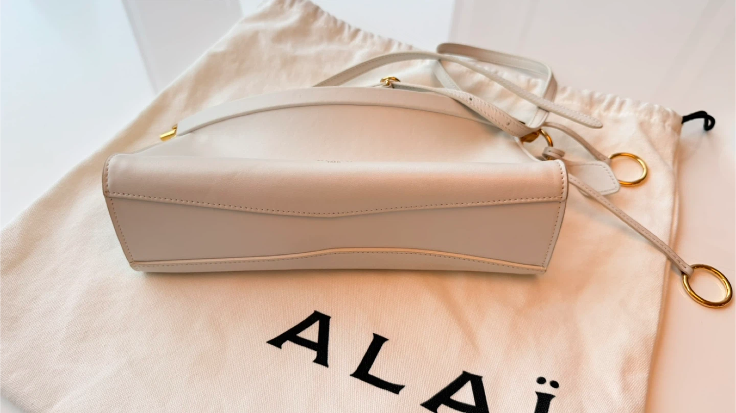 ALAÏA White Leather Shoulder Bag – Gold Hardware - photo 3