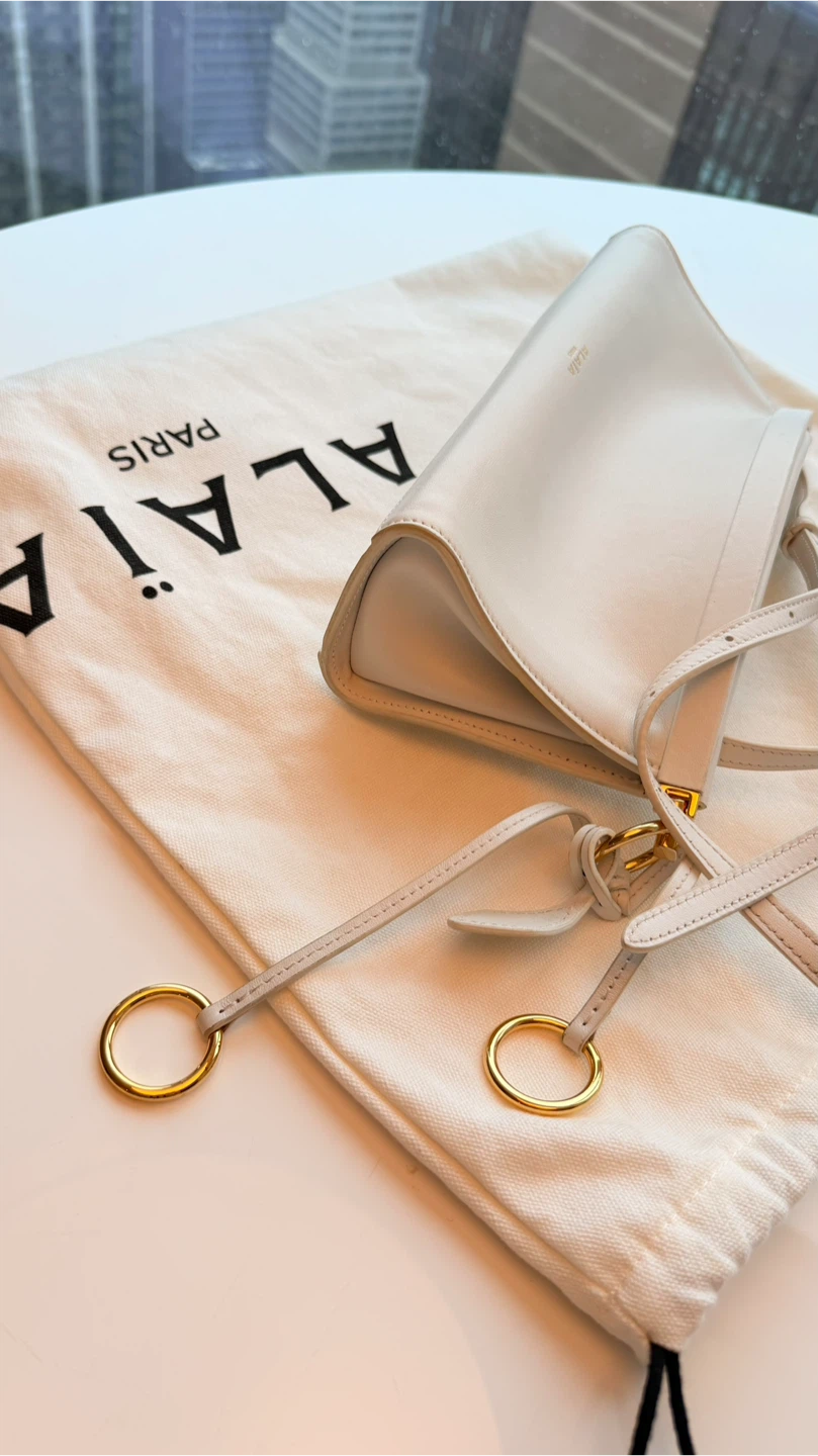 ALAÏA White Leather Shoulder Bag – Gold Hardware - photo 2