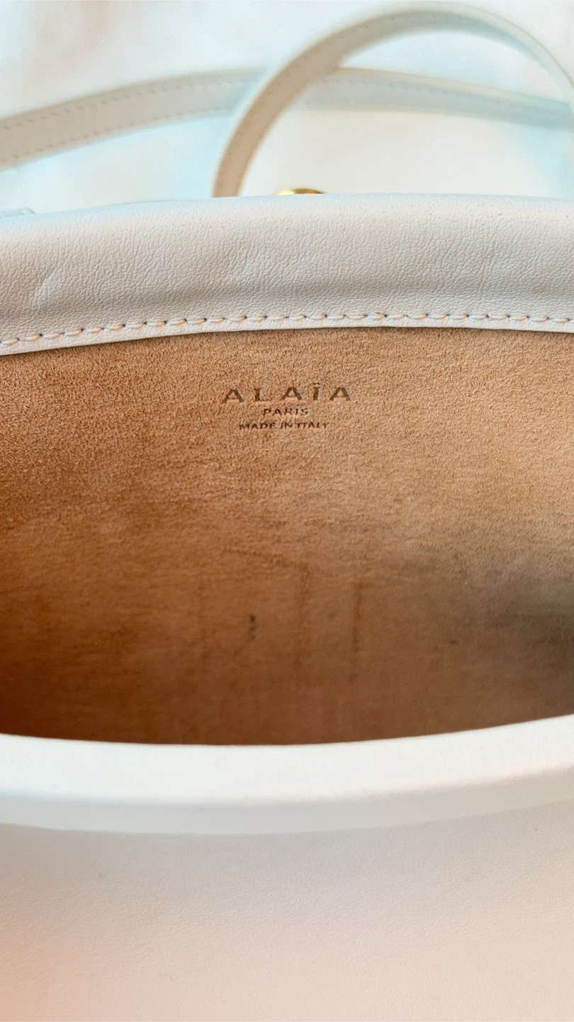 ALAÏA White Leather Shoulder Bag – Gold Hardware - photo 5