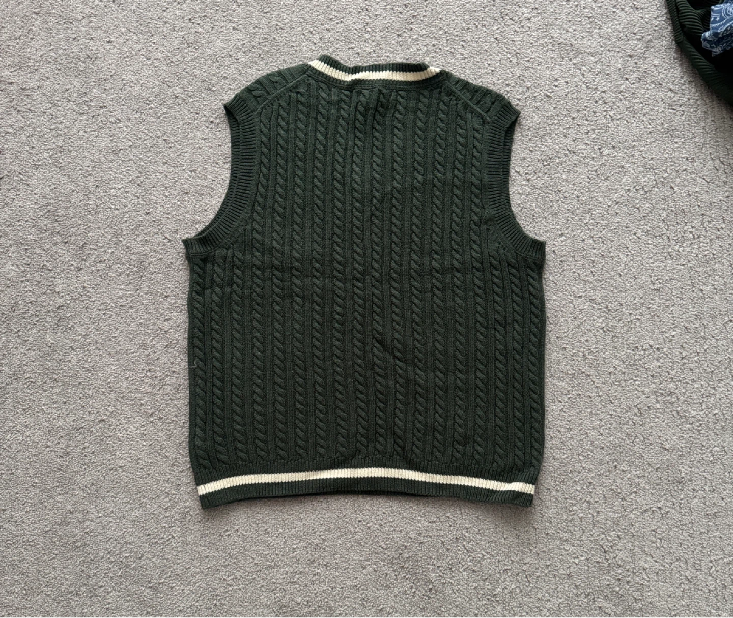 Green cable knit sweater vest - photo 3