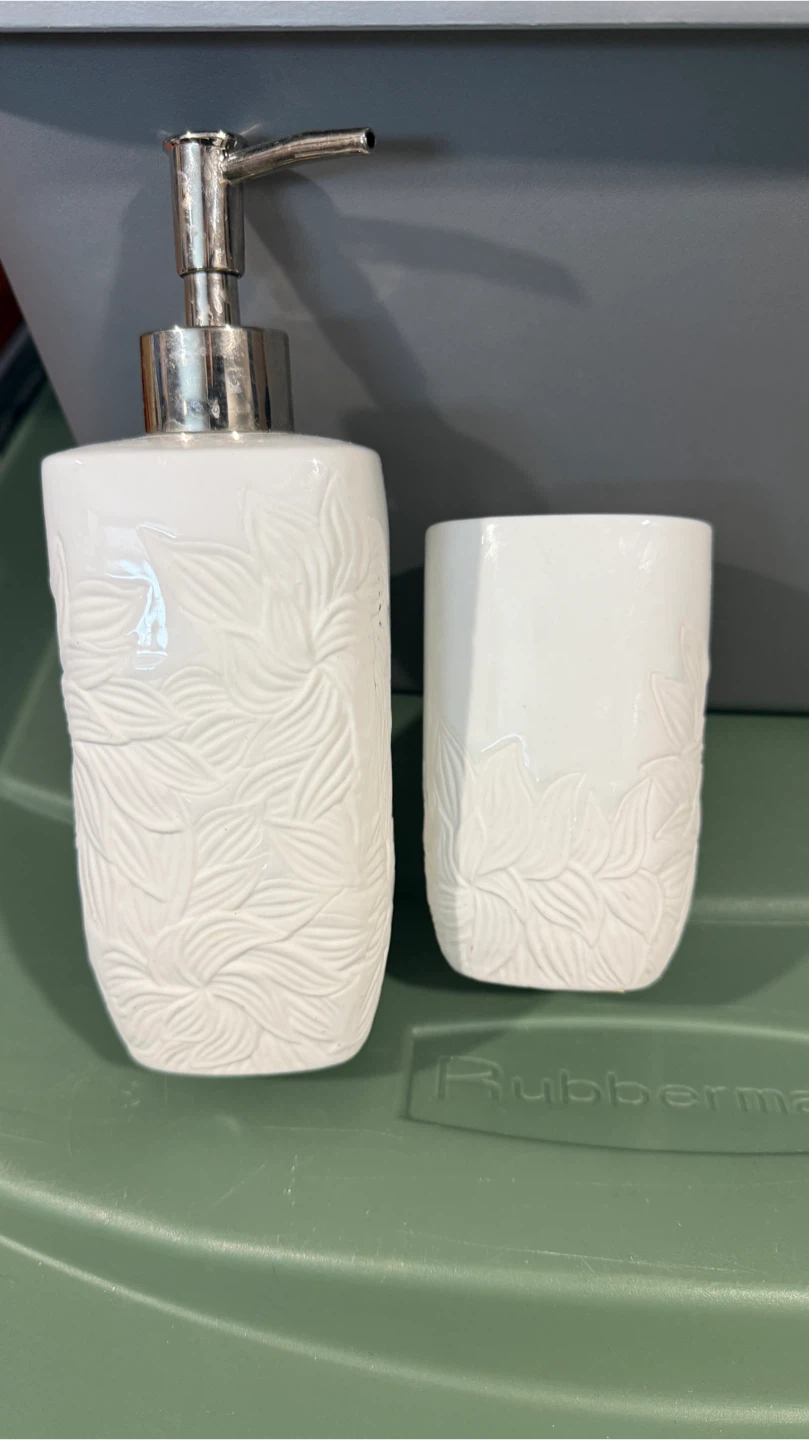 White Ceramic Embossed Leaf Lotion Pump Dispenser & Tumbler Set