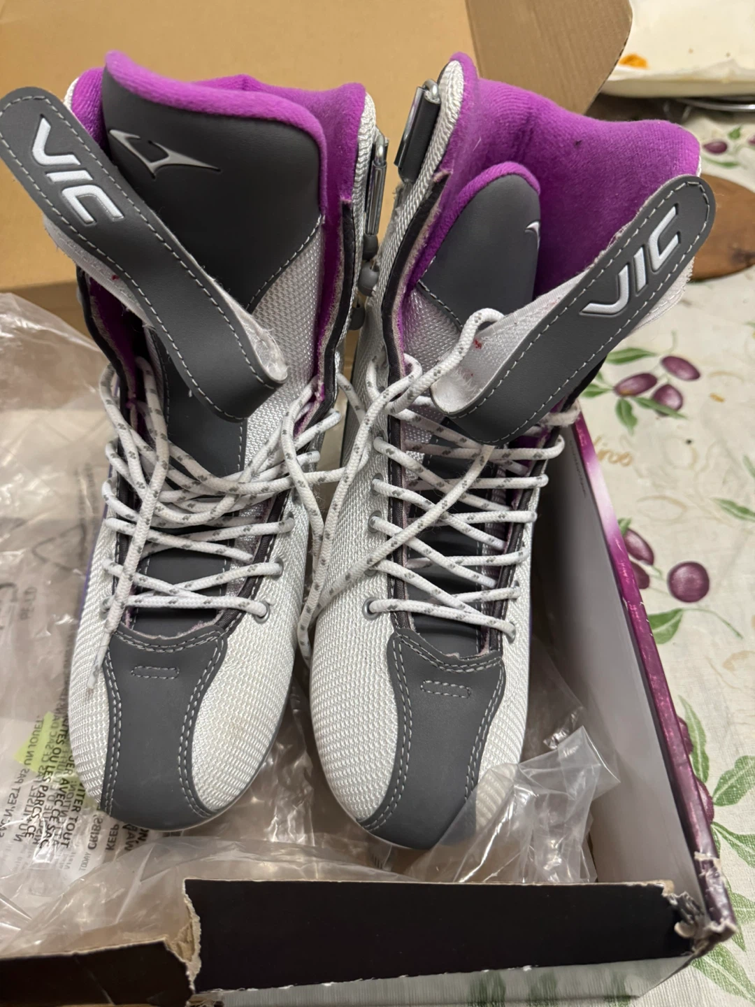 VIC Recreational Ice Skates - Women's Size 7 - photo 4