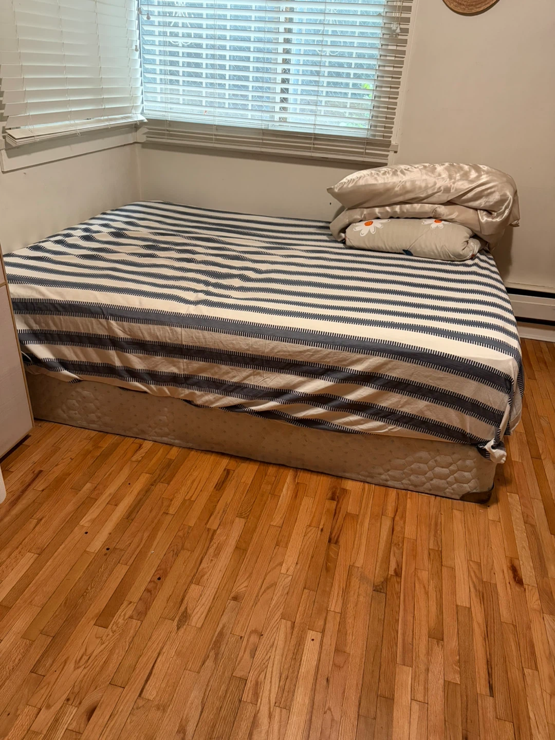 Free- Queen box & Spring mattress