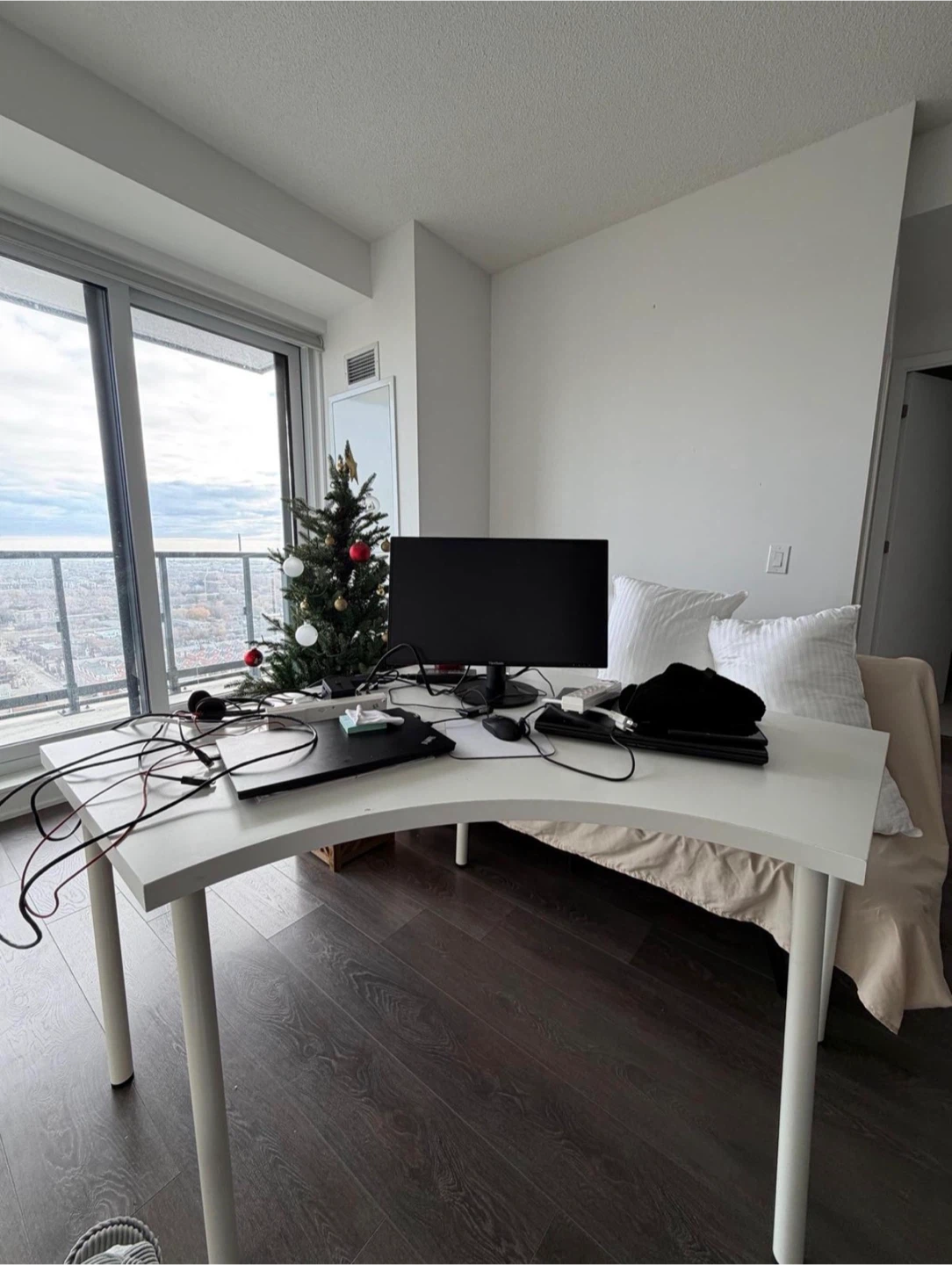 Curved White Desk with Legs