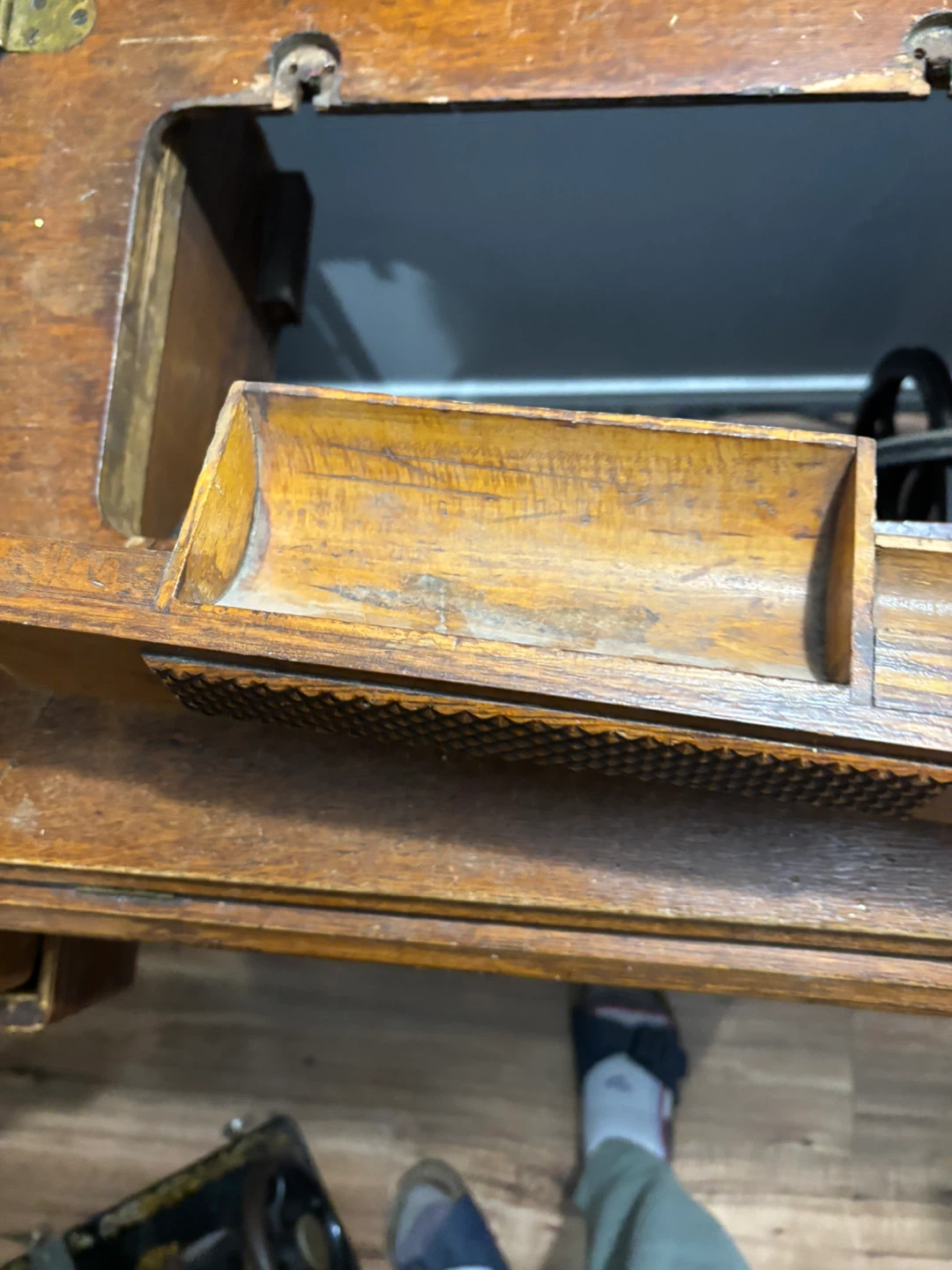 Vintage Singer Sewing Machine with Cabinet - photo 3