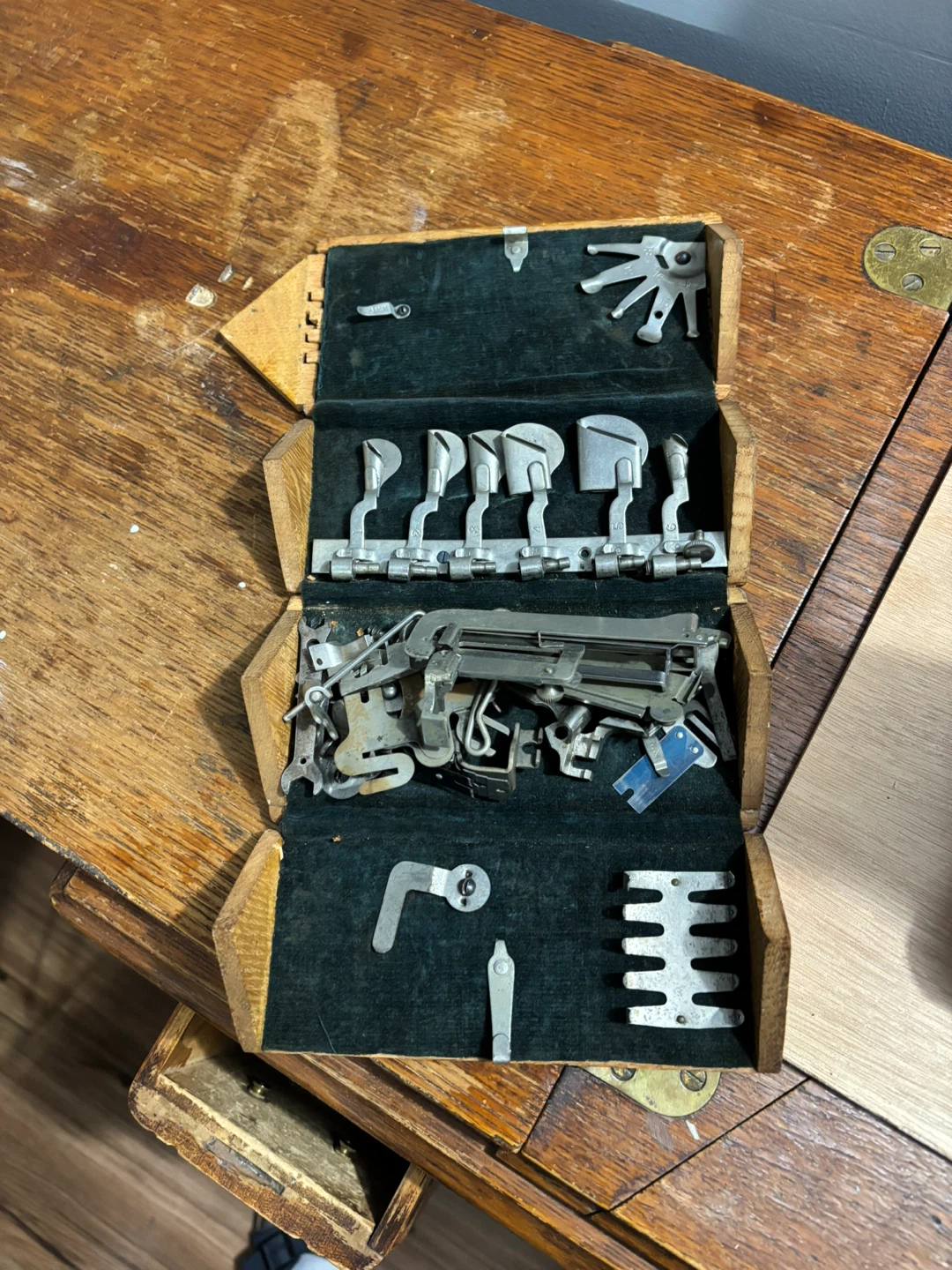 Vintage Singer Sewing Machine with Cabinet - photo 5