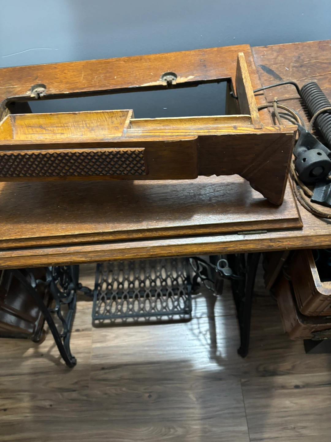 Vintage Singer Sewing Machine with Cabinet - photo 2