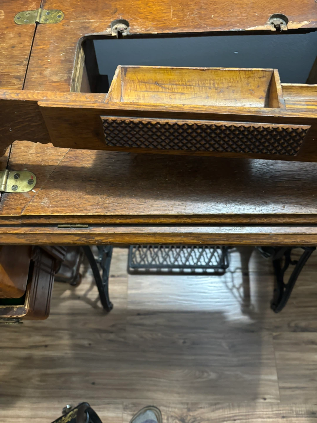 Vintage Singer Sewing Machine with Cabinet - photo 4