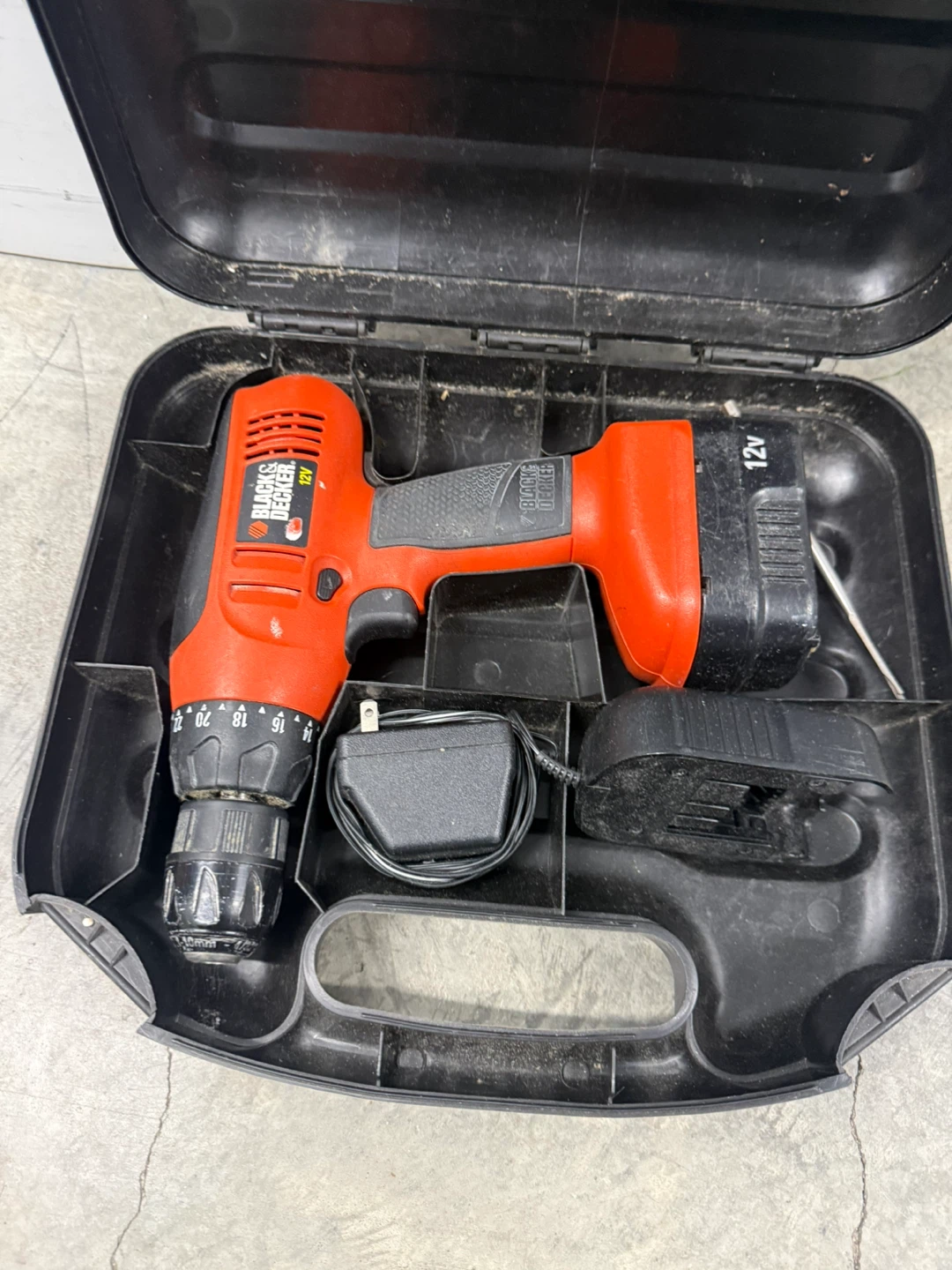 Black & Decker 12V Cordless Drill with Case and Charger - photo 3