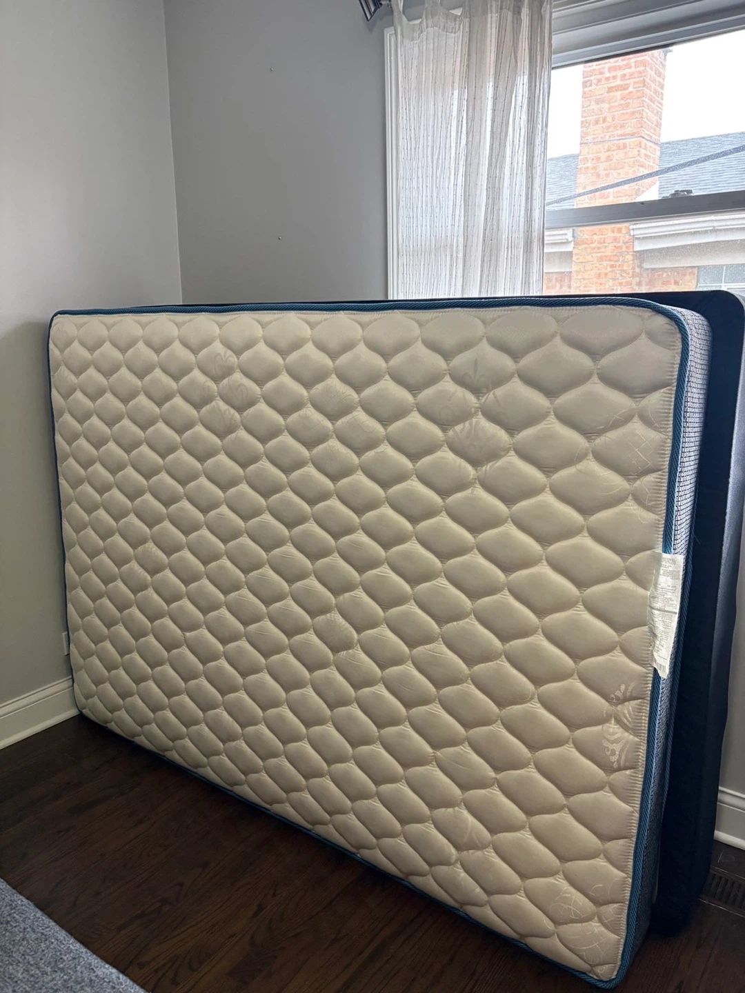 Wooden bed frame with like new mattress - photo 2