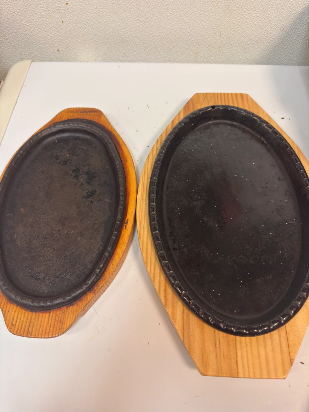 Set of 2 Cast Iron Sizzling Plates with Wooden Bases