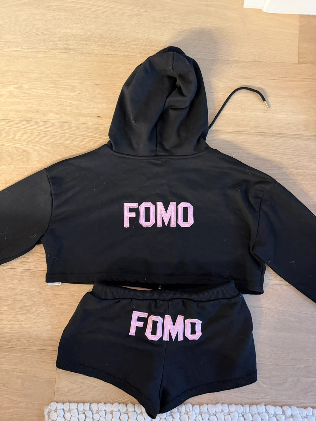 Edikted FOMO Cropped Hoodie & Shorts Set Size S - photo 5