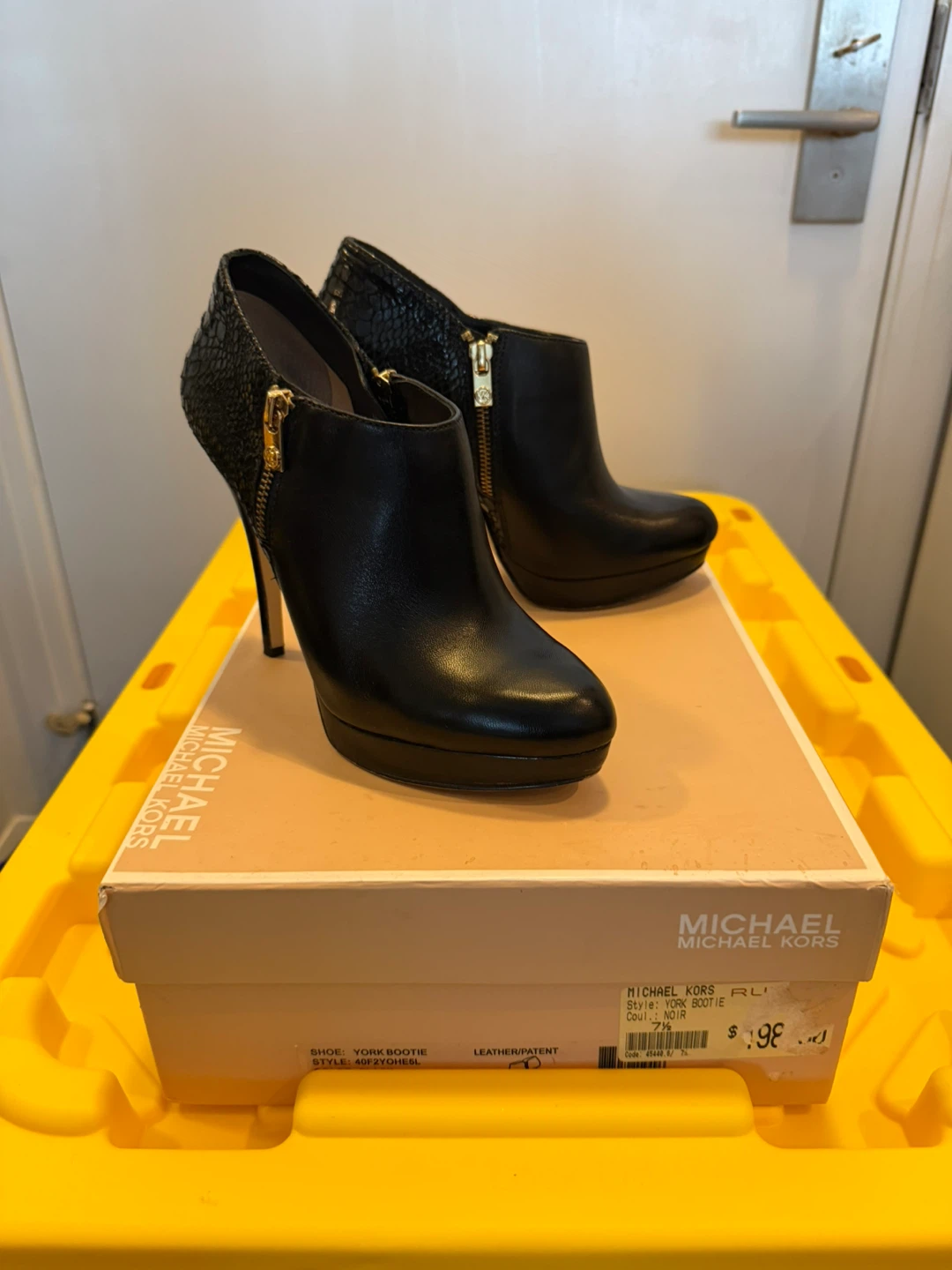 Michael Kors York Bootie Black Leather Ankle Boots Size 7.5 - photo 4