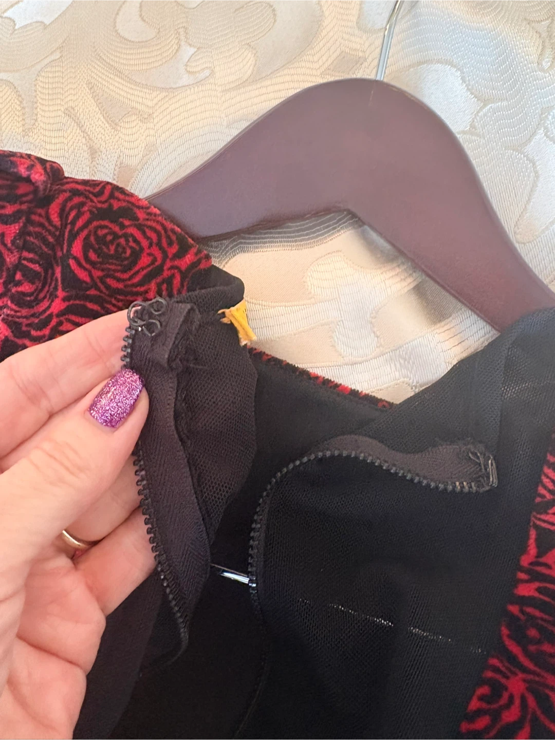 Alice + Olivia Red Rose Print Velvet Top - photo 4