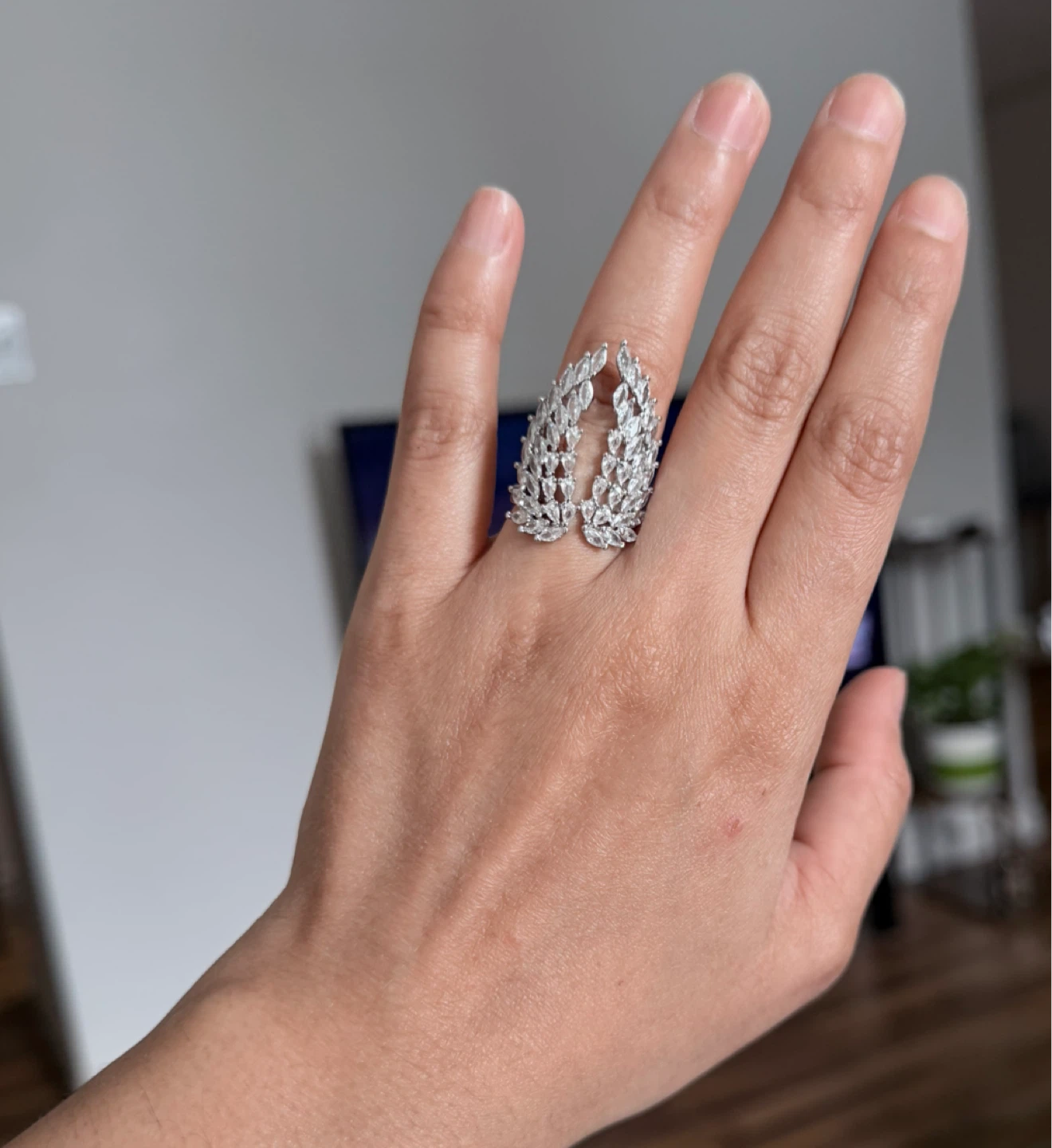 Sparkly Leaf Design Ring - photo 3