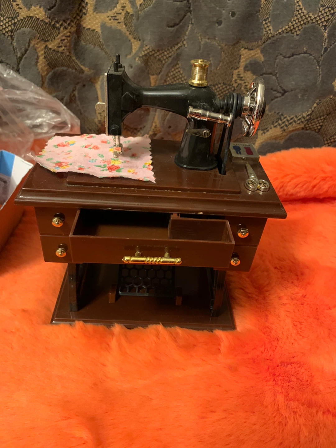 New Music Sartorius Model Sewing Machine Music Box - photo 2