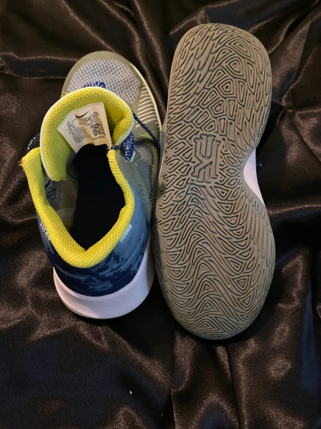 Nike Kyrie Flytrap 4 Youth Size 4Y Basketball Shoes