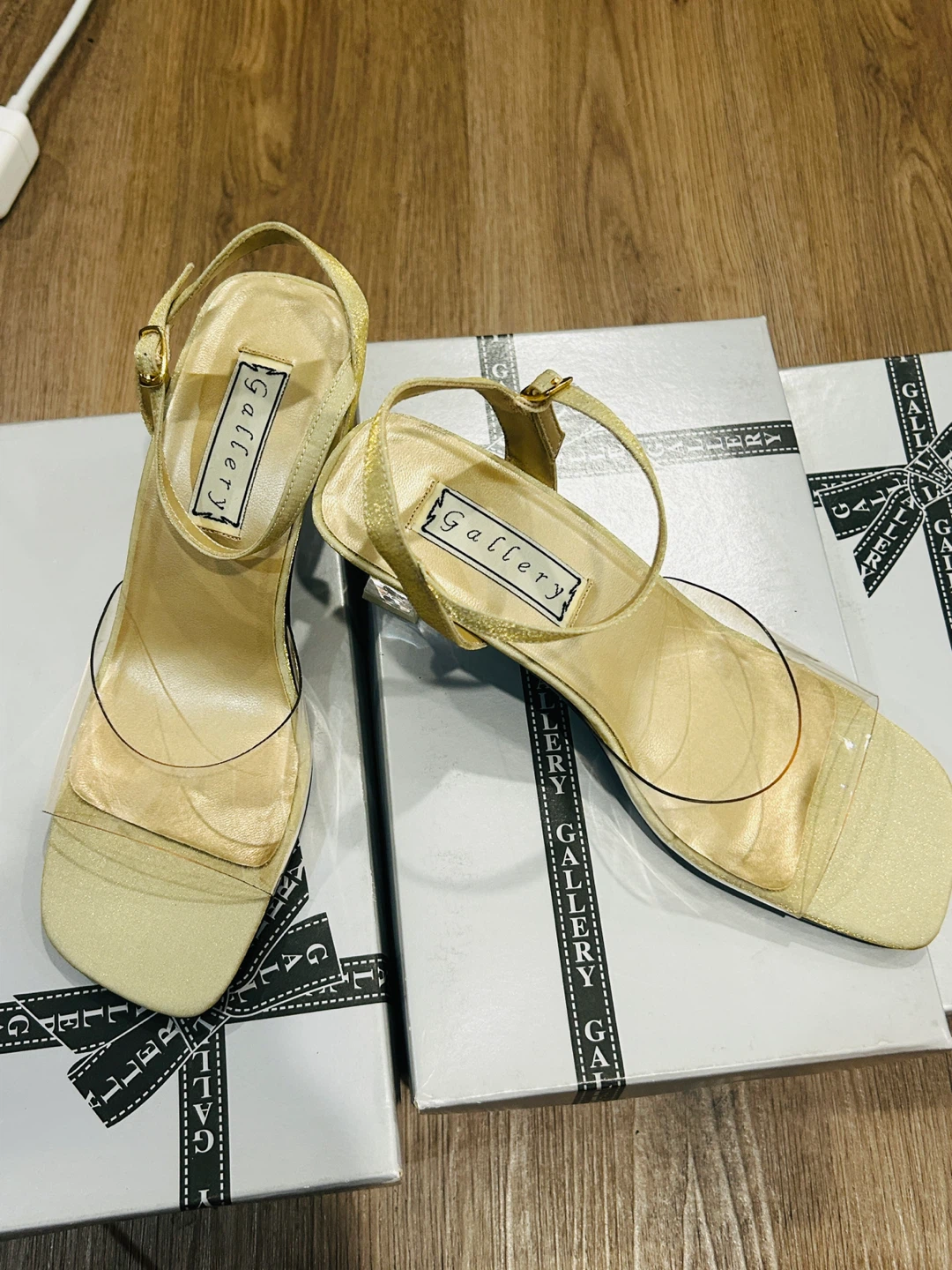 Gallery Women's Gold Clear Heel Sandals Size 7.5 - photo 5