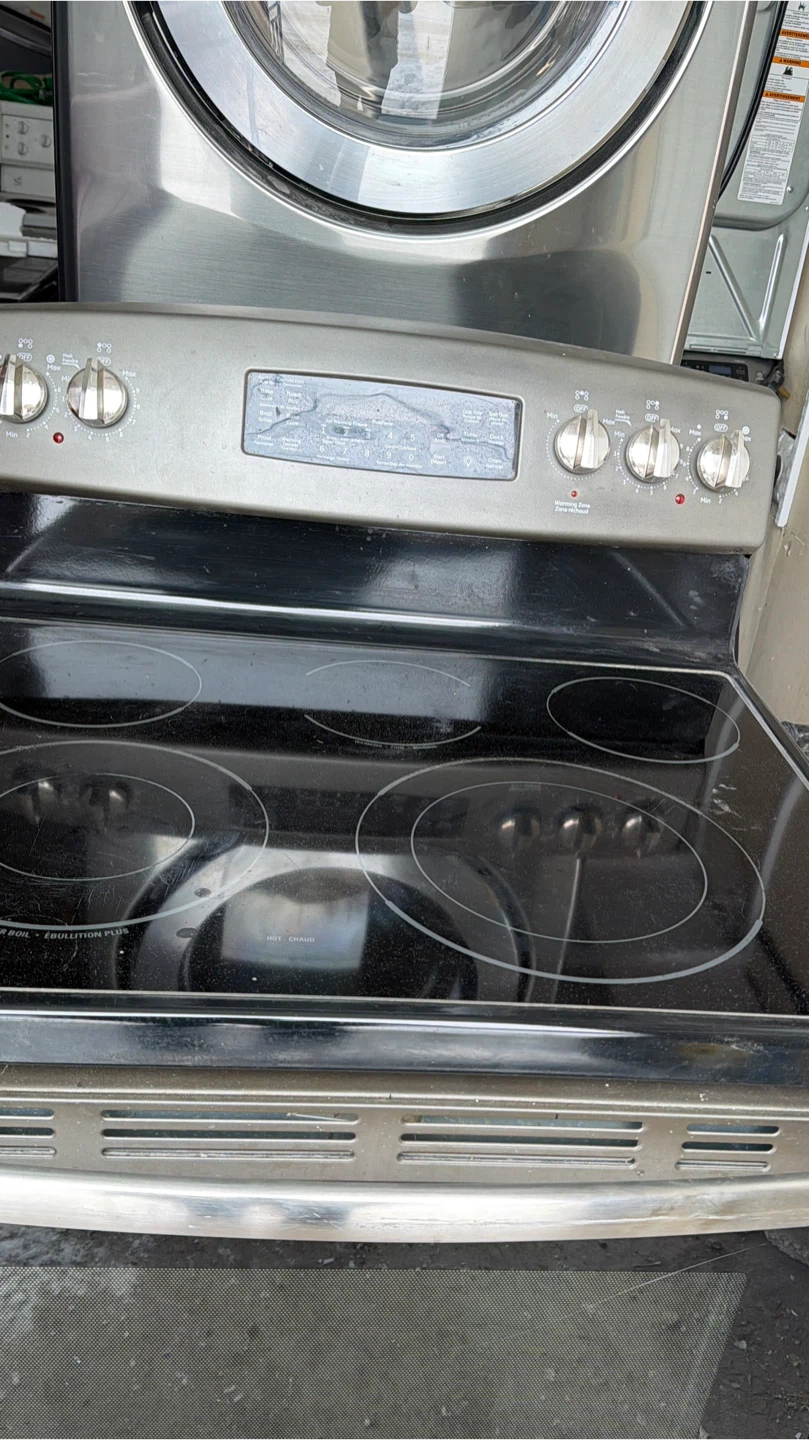 GE Electric Range with Glass Cooktop - photo 4
