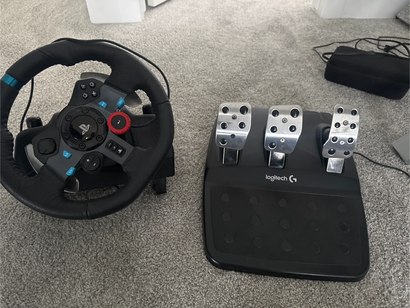 Logitech G29 Driving Force Racing Wheel Pedals PS4/PS5 - photo 3