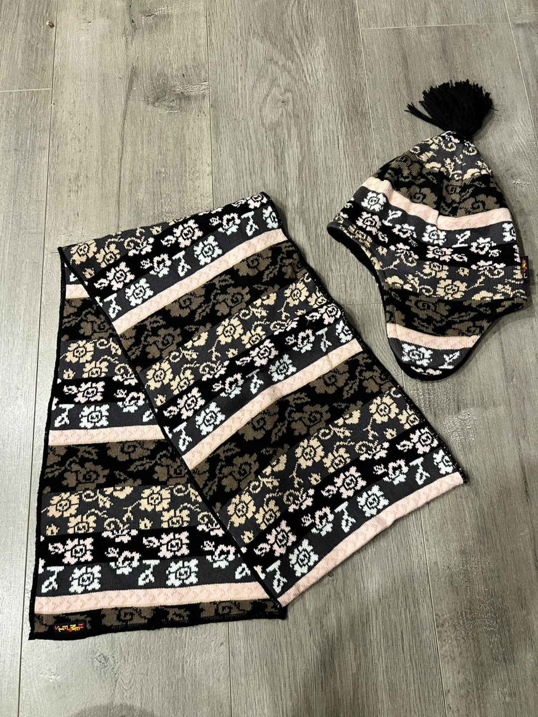 Young Girls Winter Hat and Scarf Set by Hempels 🥕