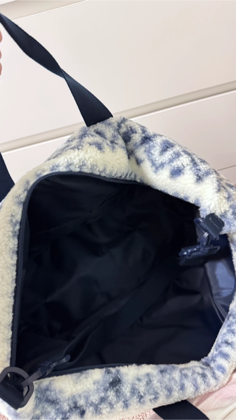 Pink Sherpa Tote Bag - Blue & White Pattern - photo 2