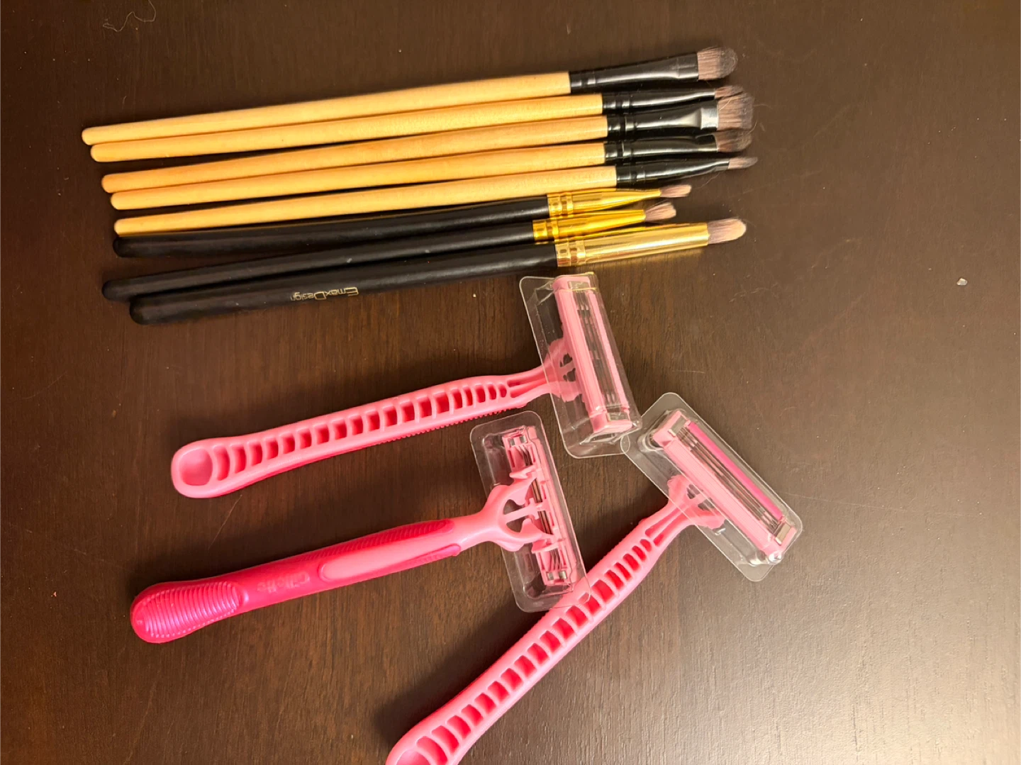 Free Unused Women's Razors + Makeup Brushes 🥕