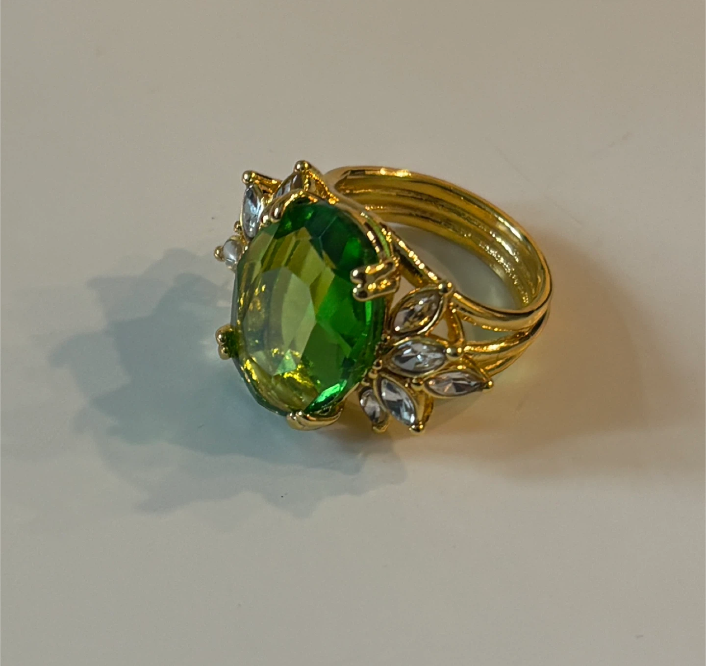 Beautiful Gold Tone Green Gem Ring! - photo 3