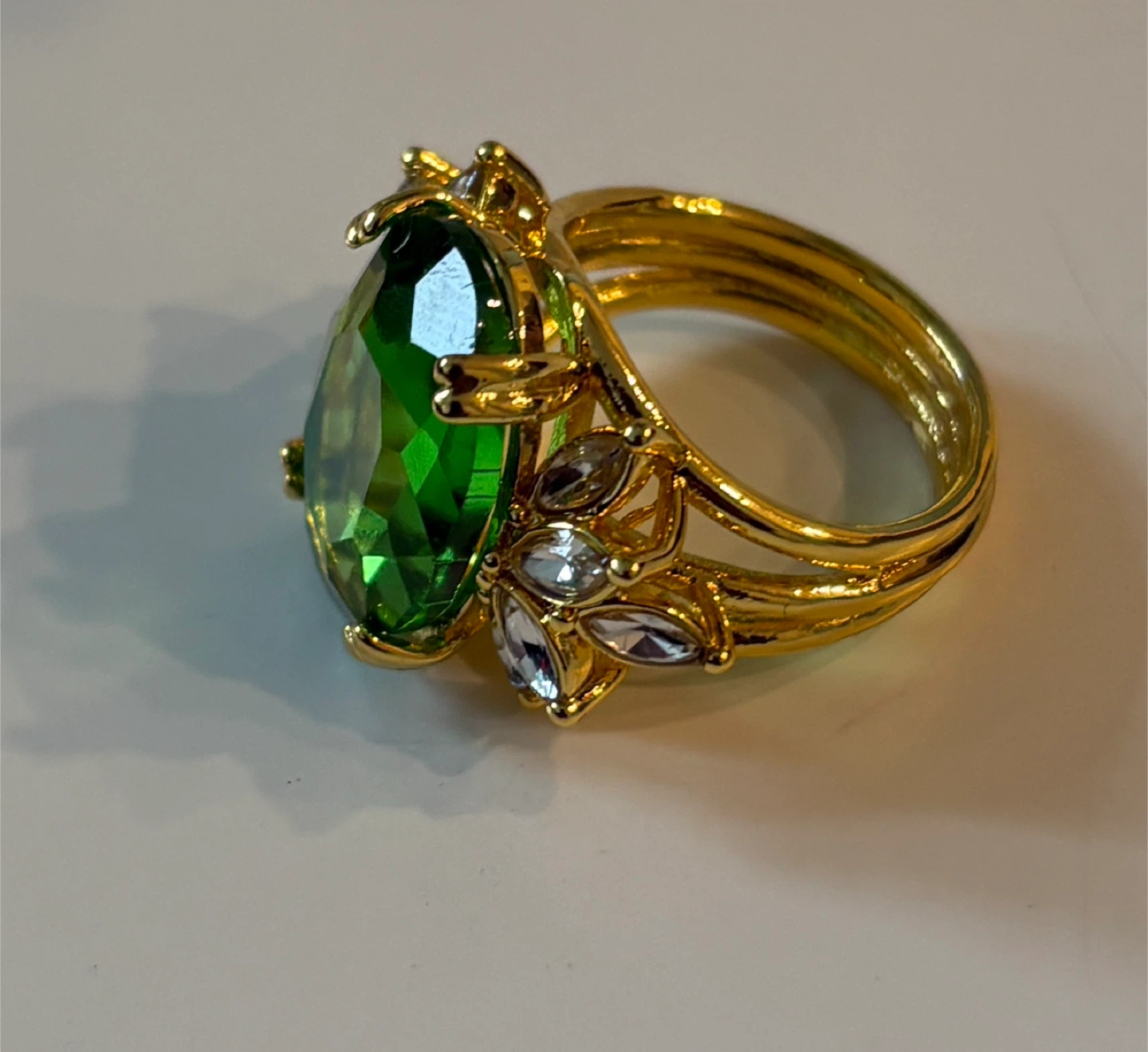 Beautiful Gold Tone Green Gem Ring!