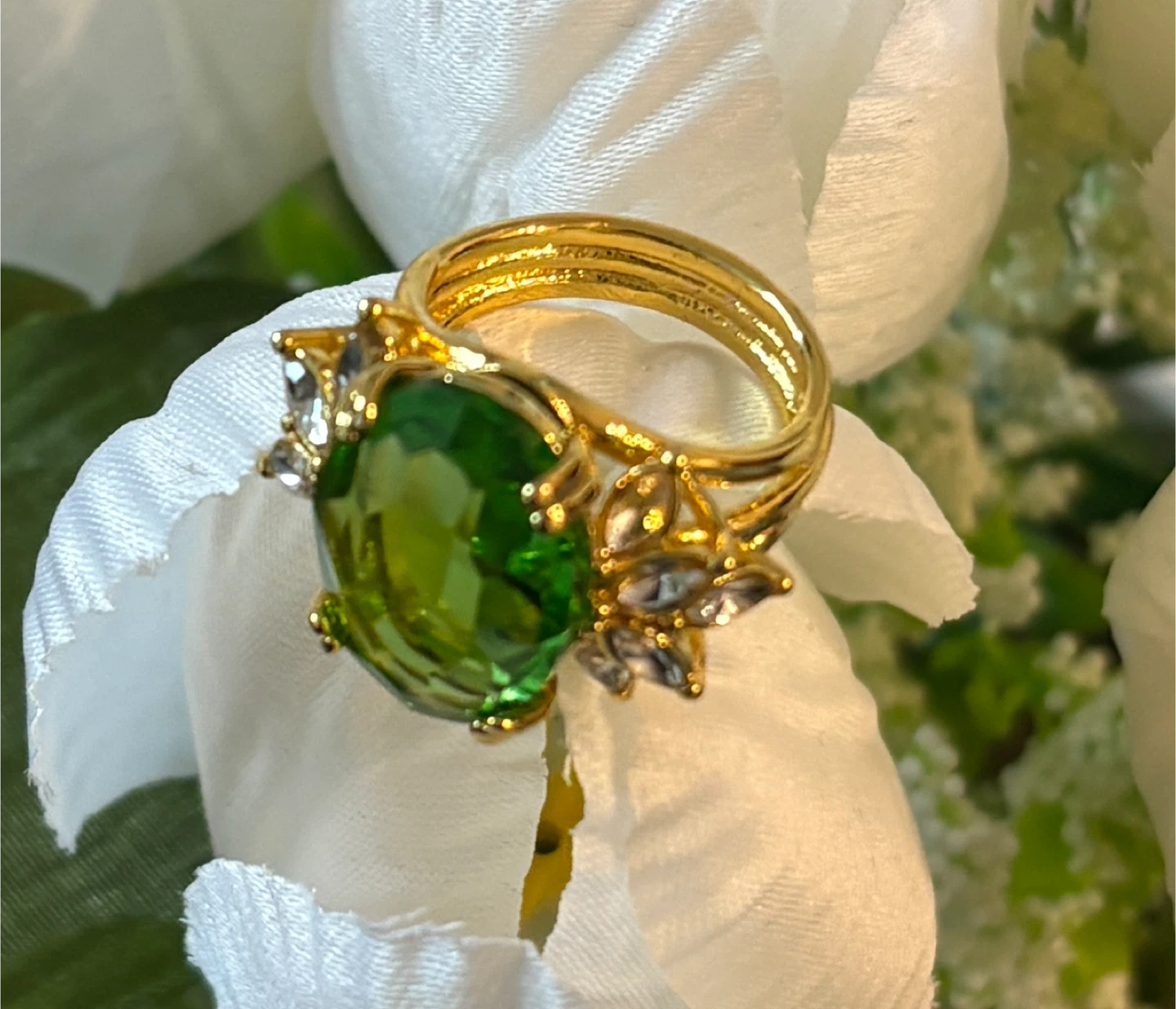 Beautiful Gold Tone Green Gem Ring! - photo 2
