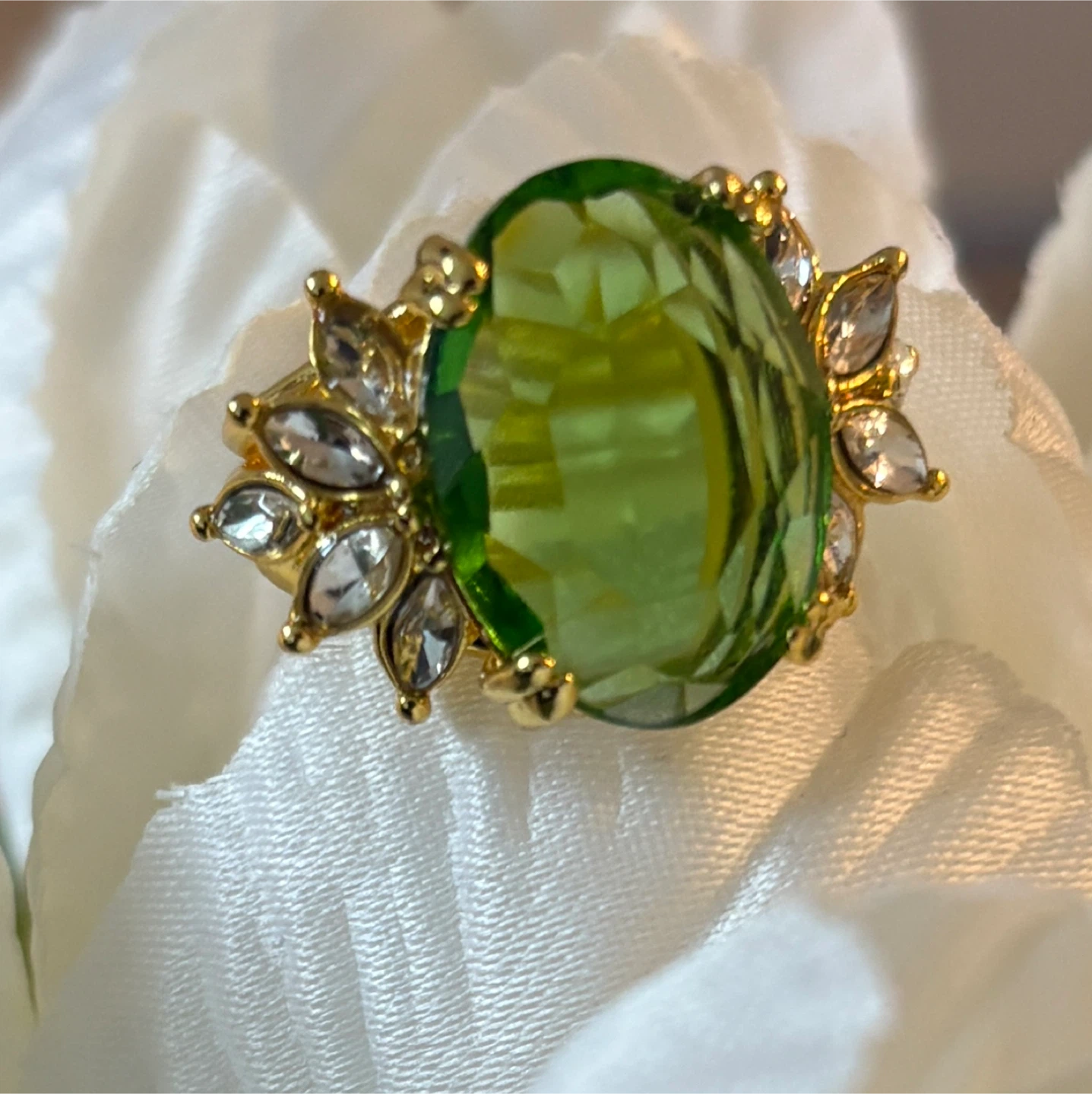 Beautiful Gold Tone Green Gem Ring! - photo 4
