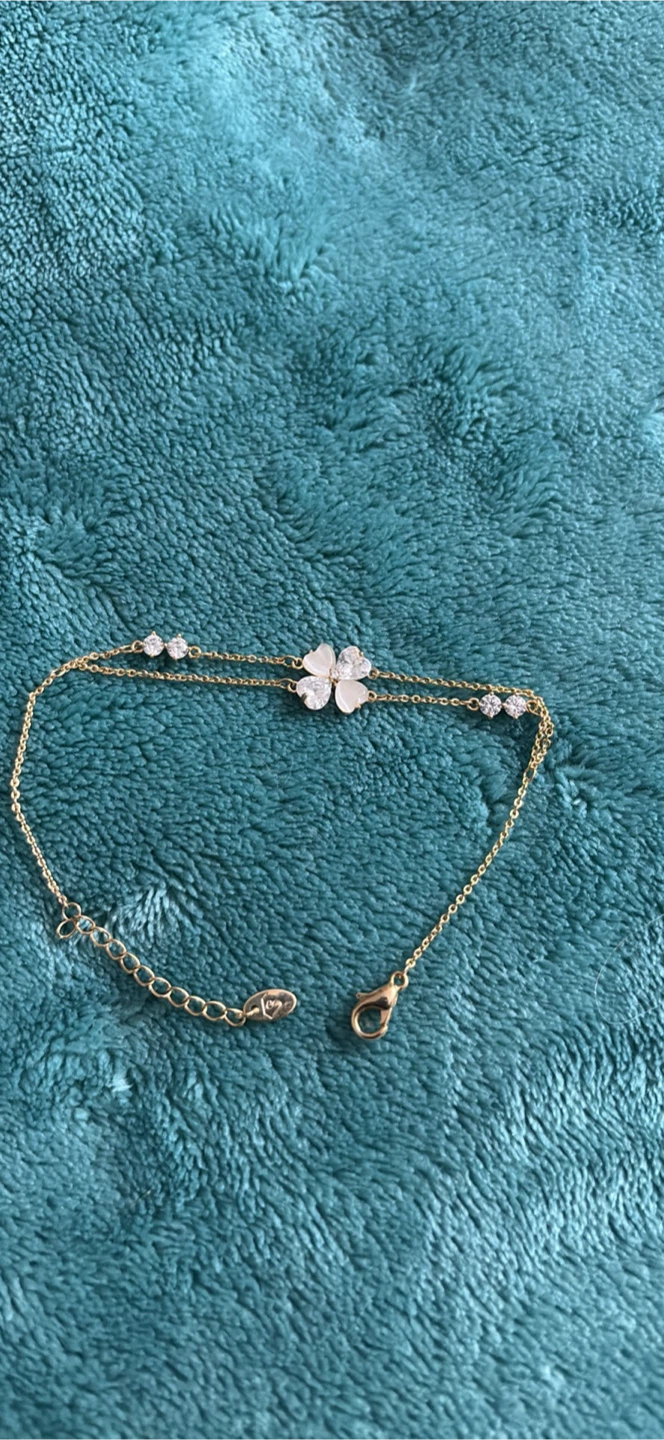 Gold-tone bracelet with clover charm