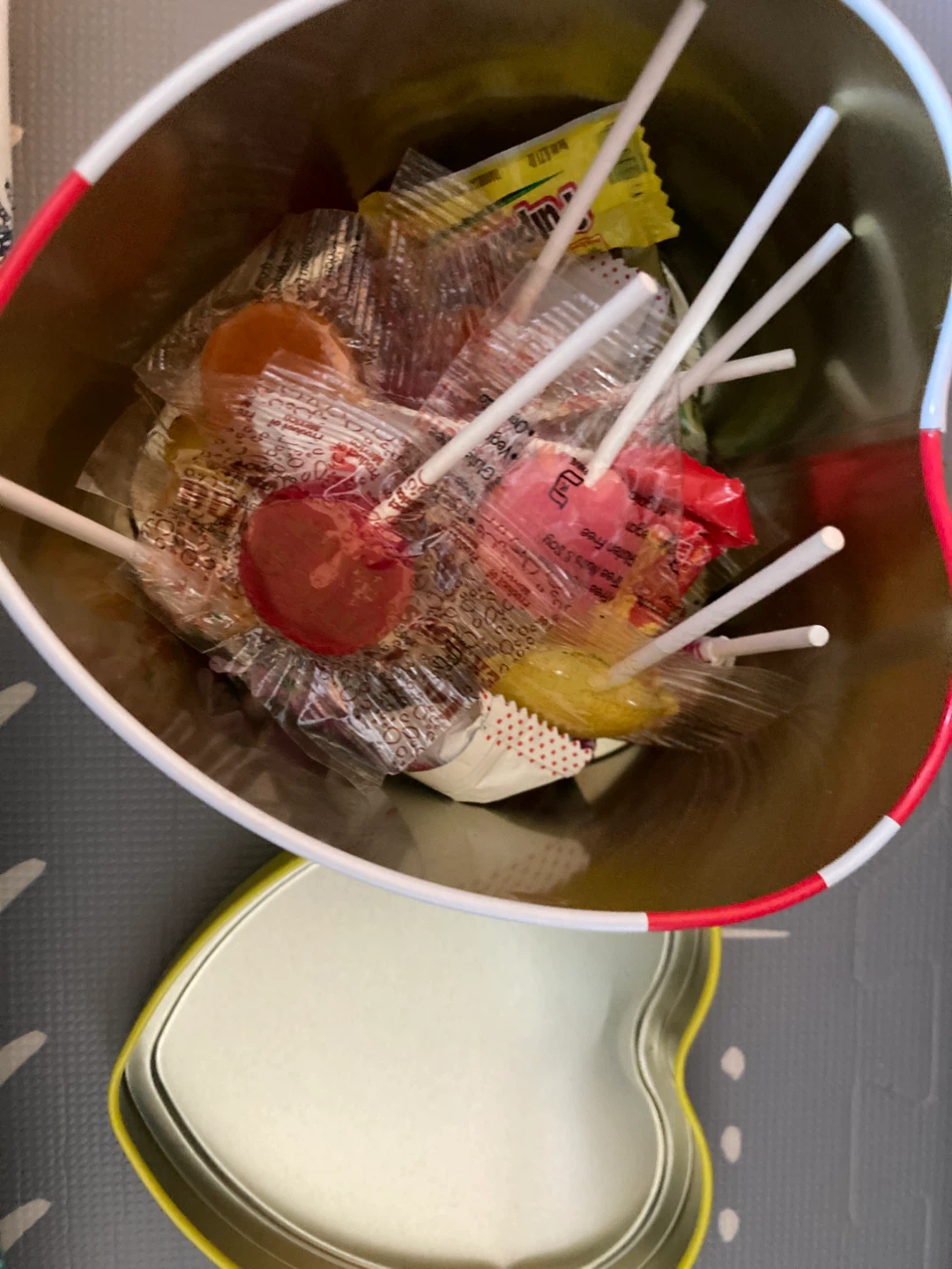 Assorted Lollipops in Heart-Shaped Tin🥕