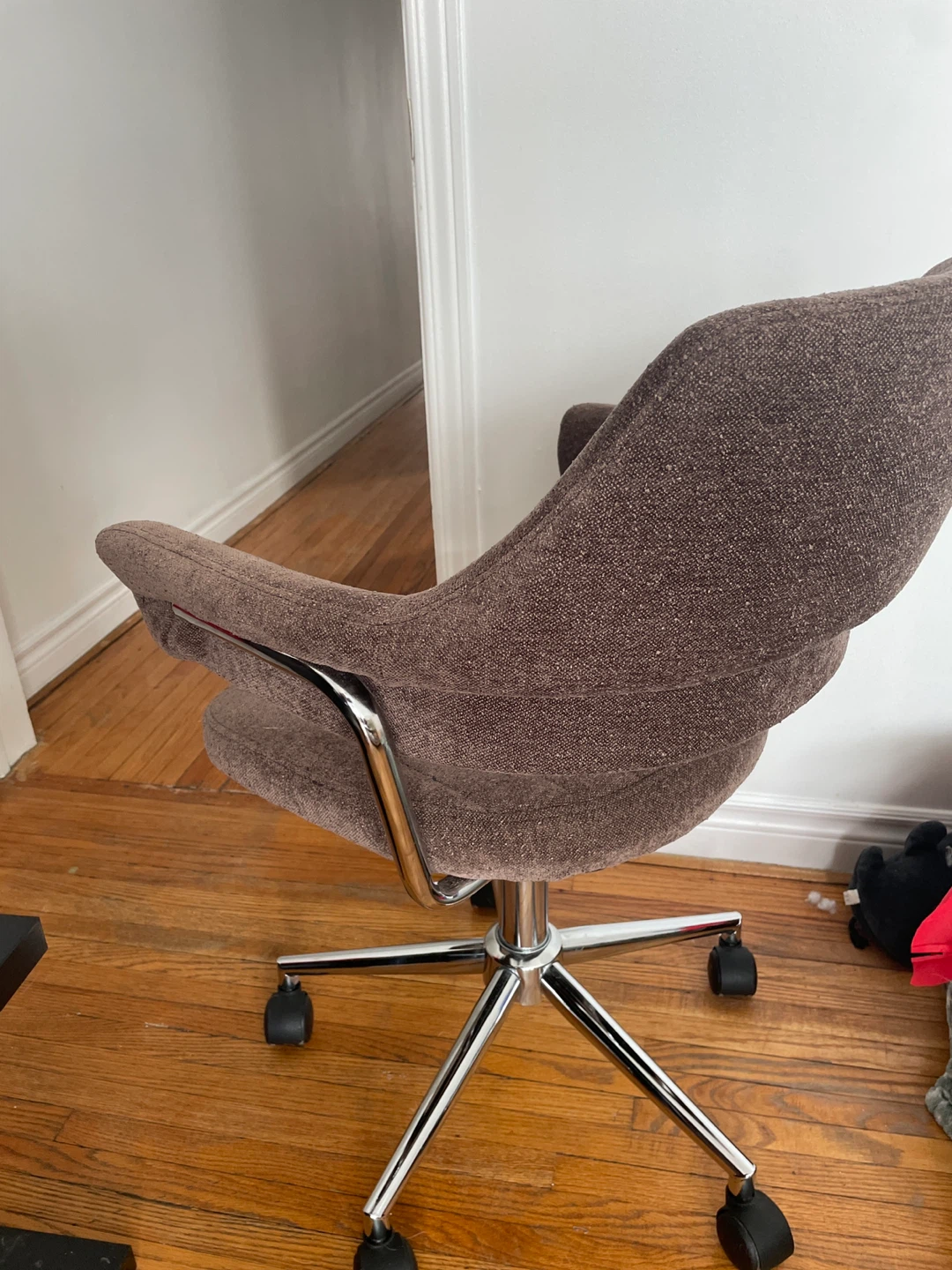 Stylish brown office chair with wheels - photo 2