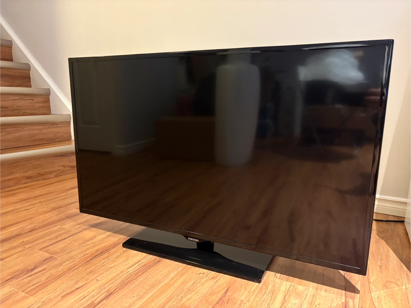 Samsung TV with Remote and power Cables