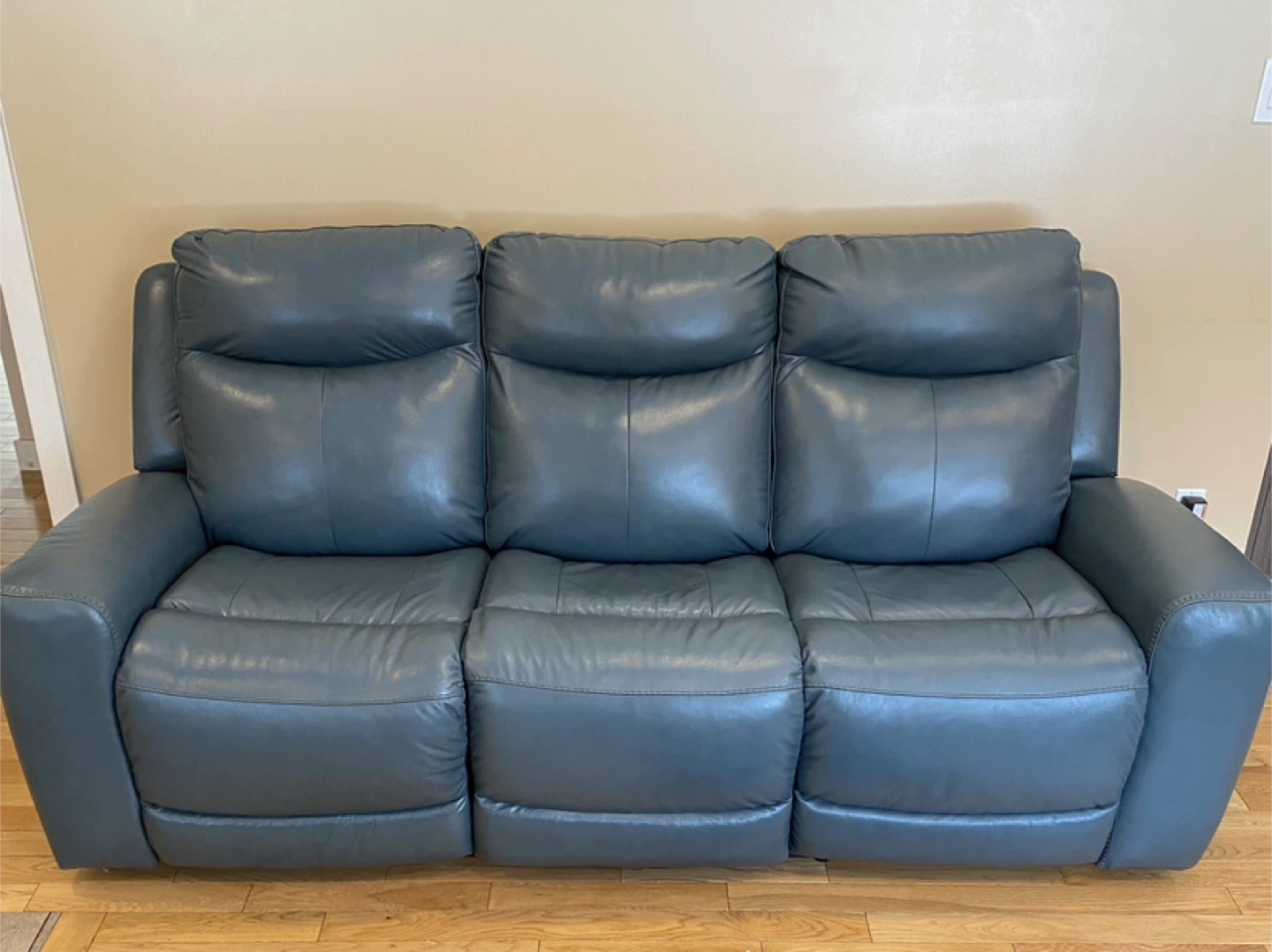 Like New Mindanao Power Reclining Sofa (CAN DELIVER)