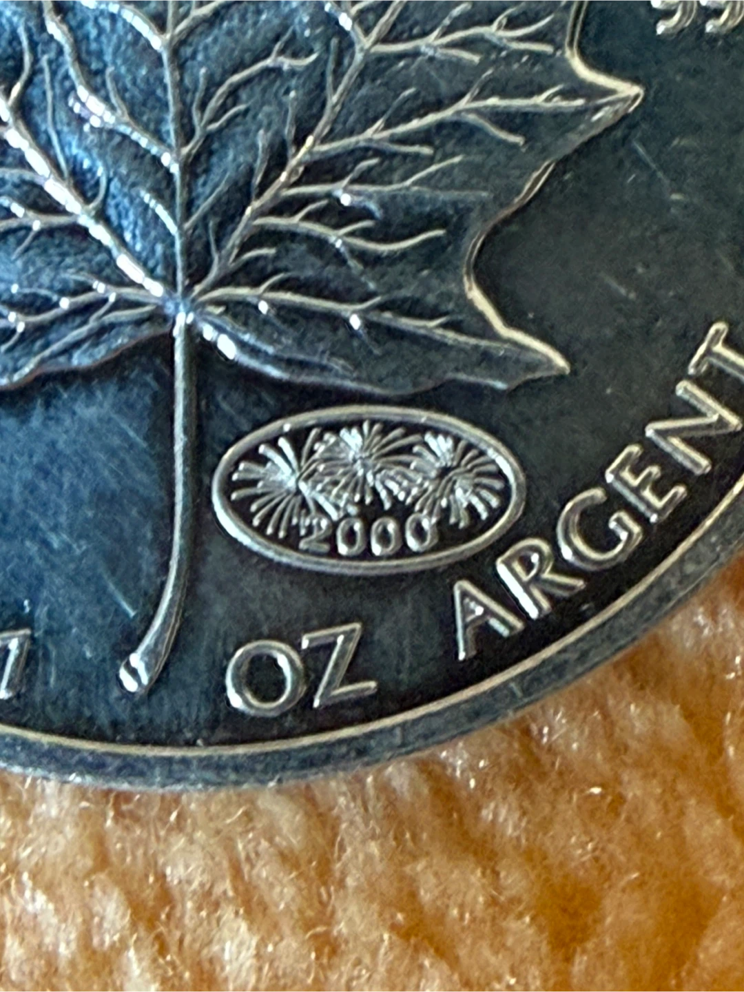 2000 Canada 1 oz Fine Silver Maple Leaf Coin - photo 2
