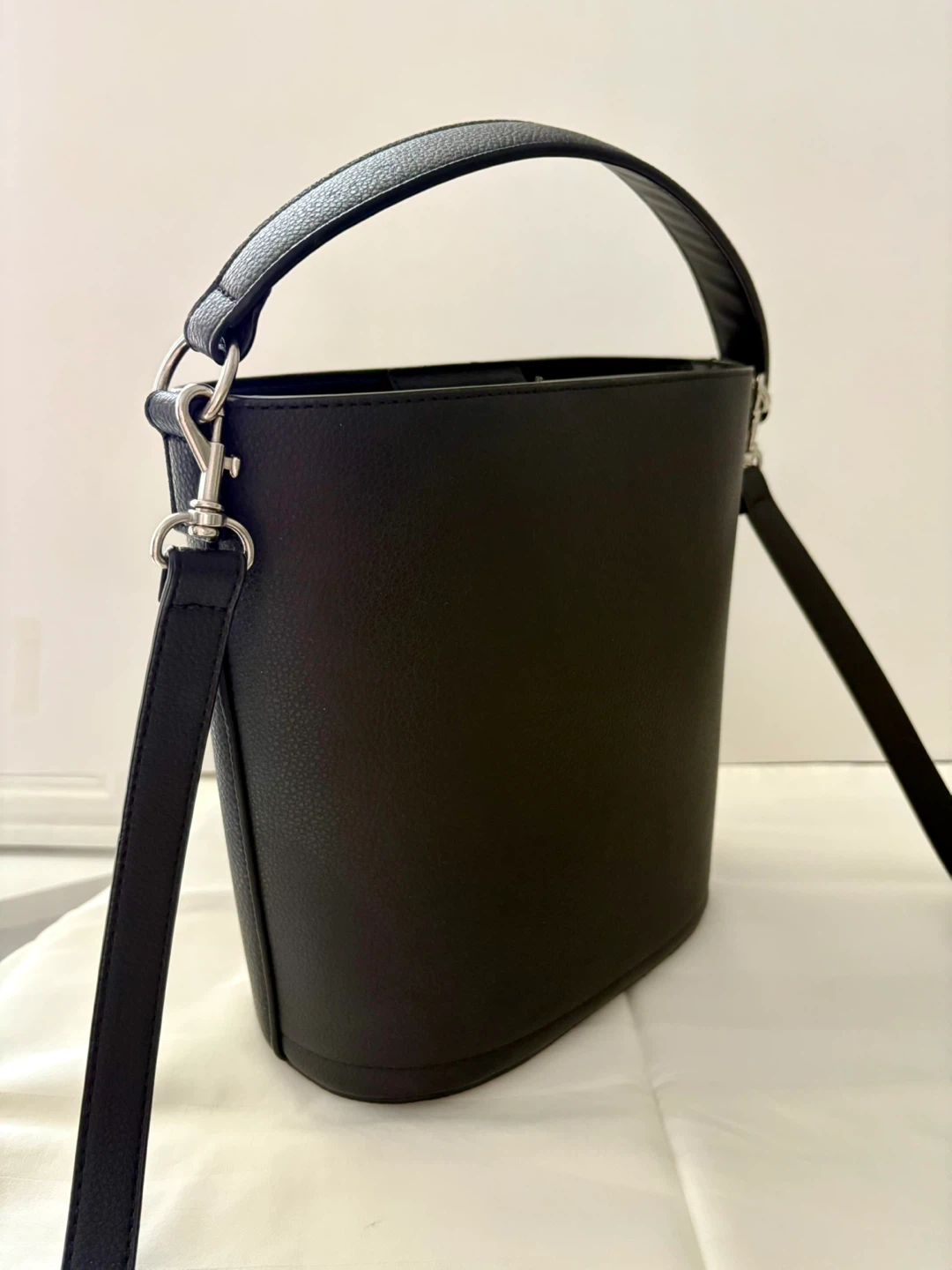 Uniqlo bucket shoulder bag