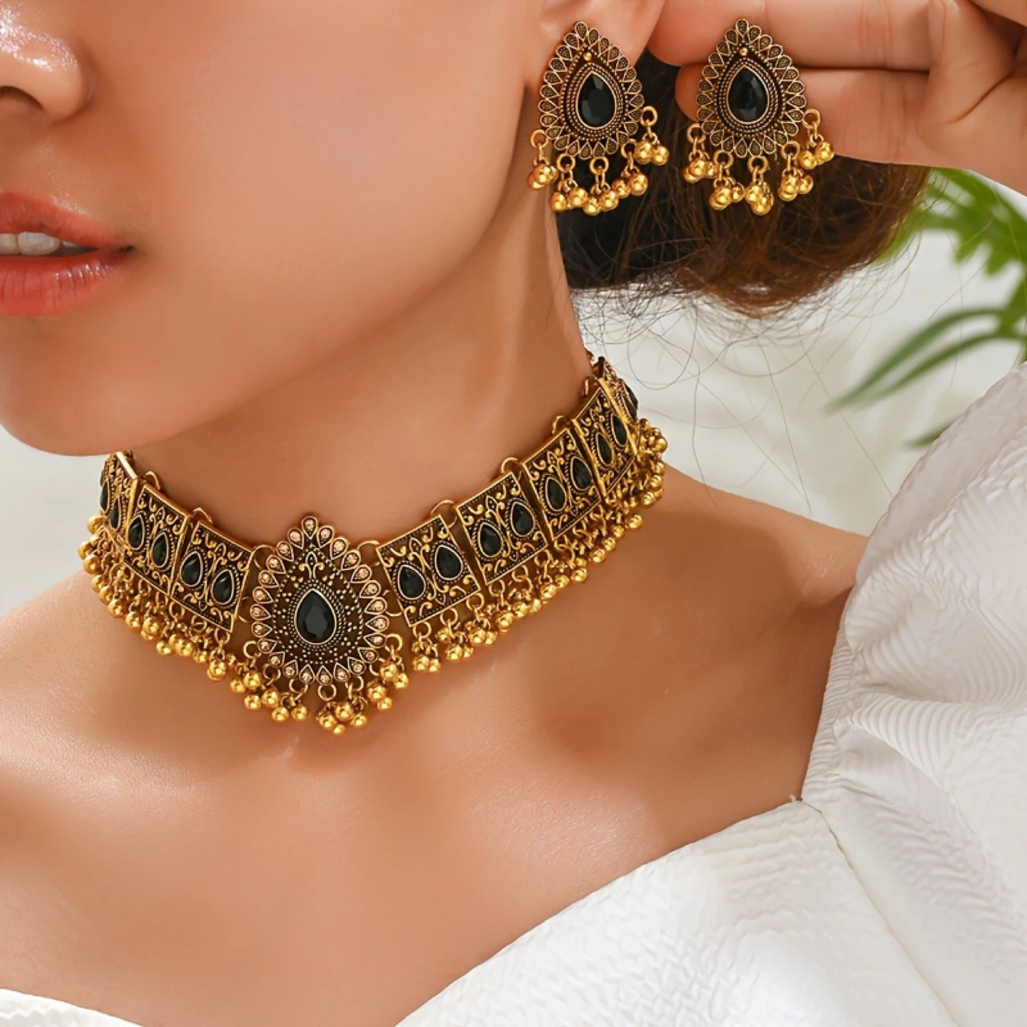 Women's Sparkling Retro Style Necklace and Earrings Set