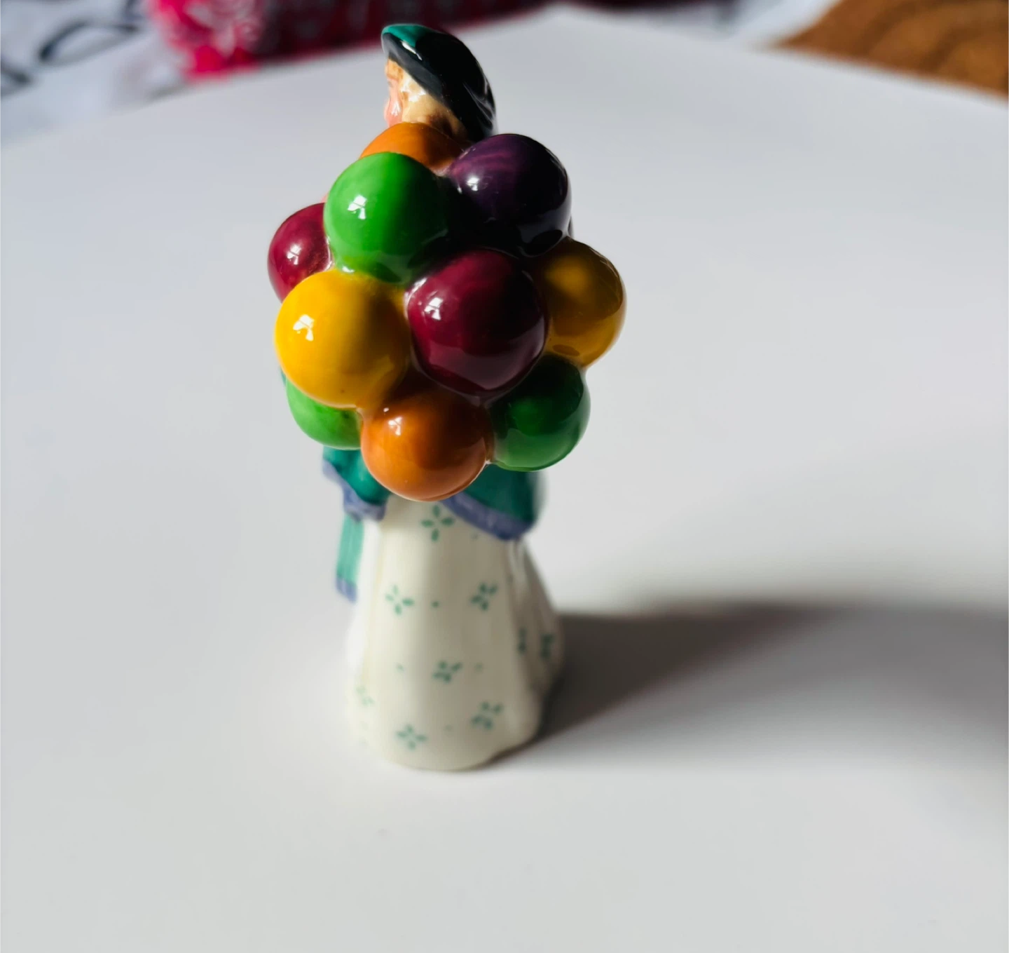 Royal Doulton The Balloon Seller HN 2130 Figurine - photo 4