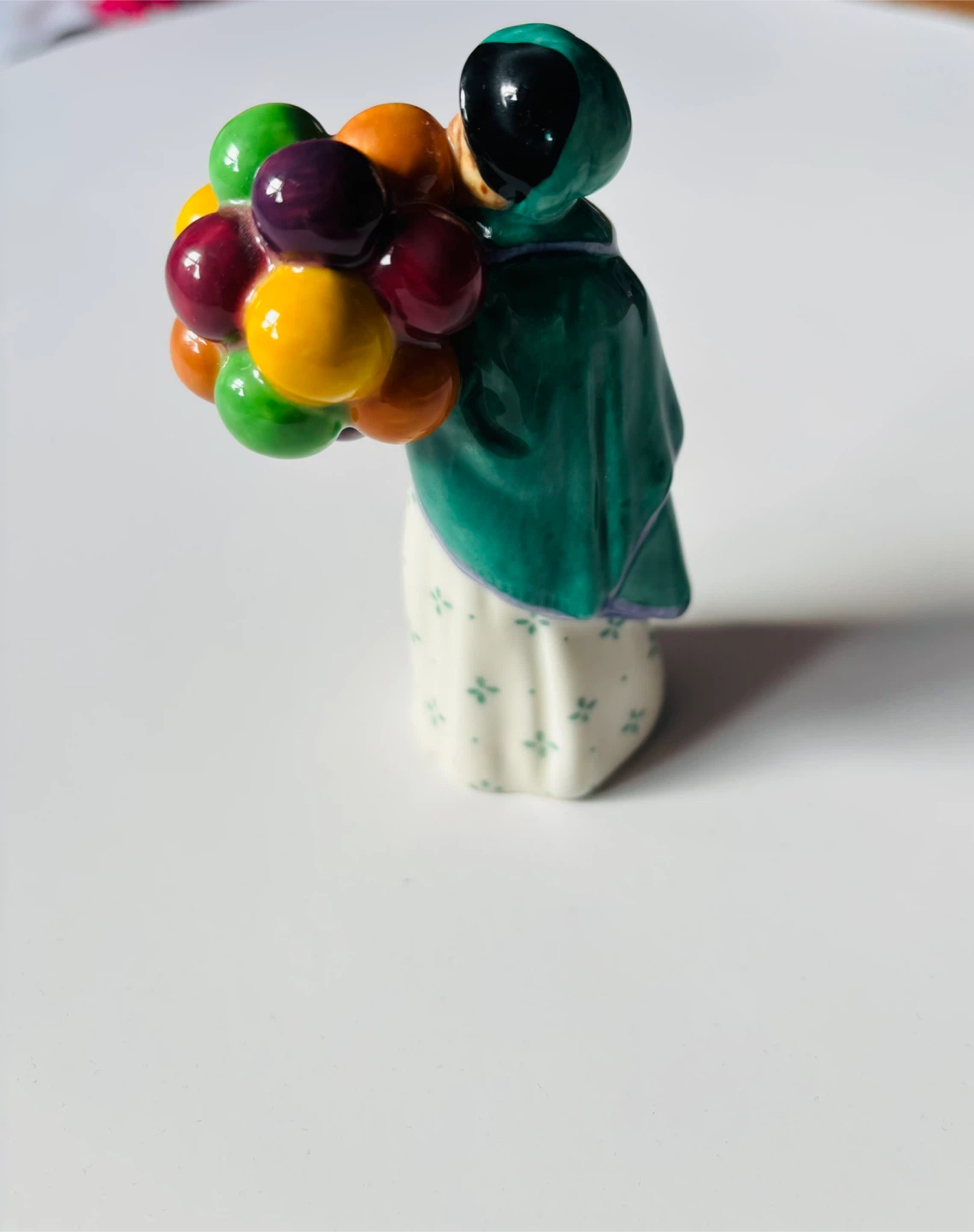 Royal Doulton The Balloon Seller HN 2130 Figurine - photo 3