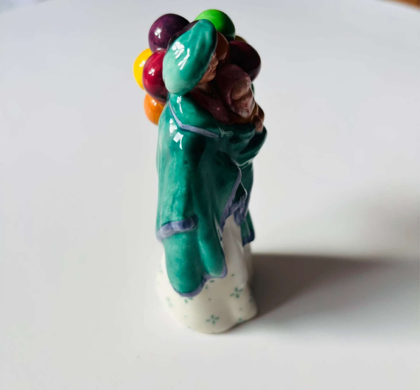 Royal Doulton The Balloon Seller HN 2130 Figurine - photo 2