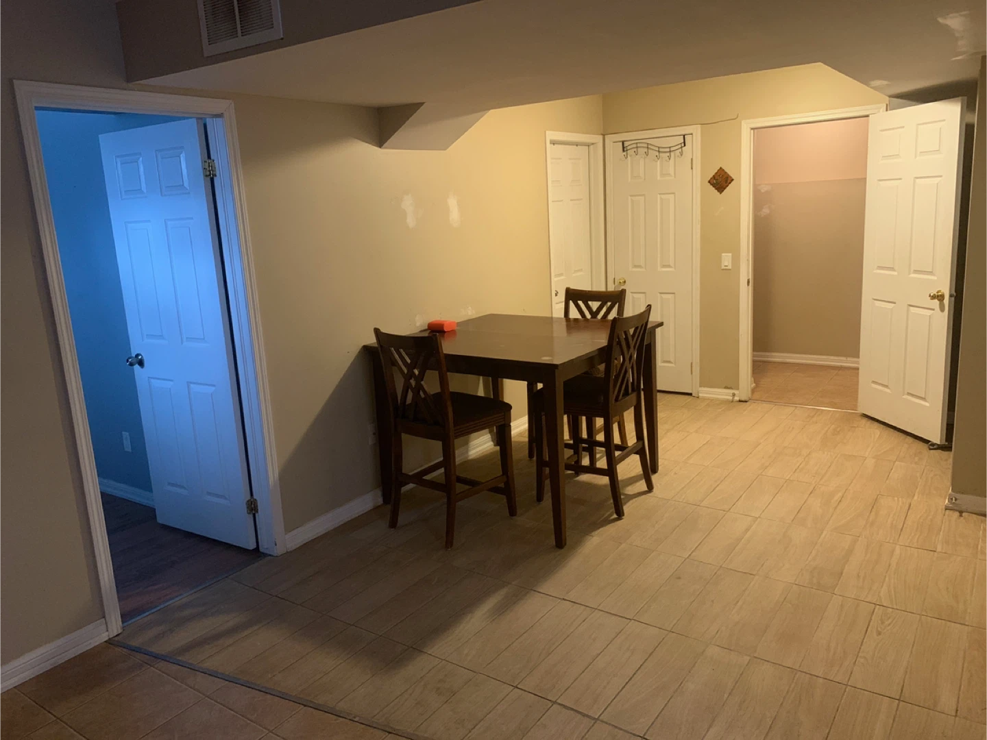 All-Inclusive private room in shared basement + Parking - photo 4
