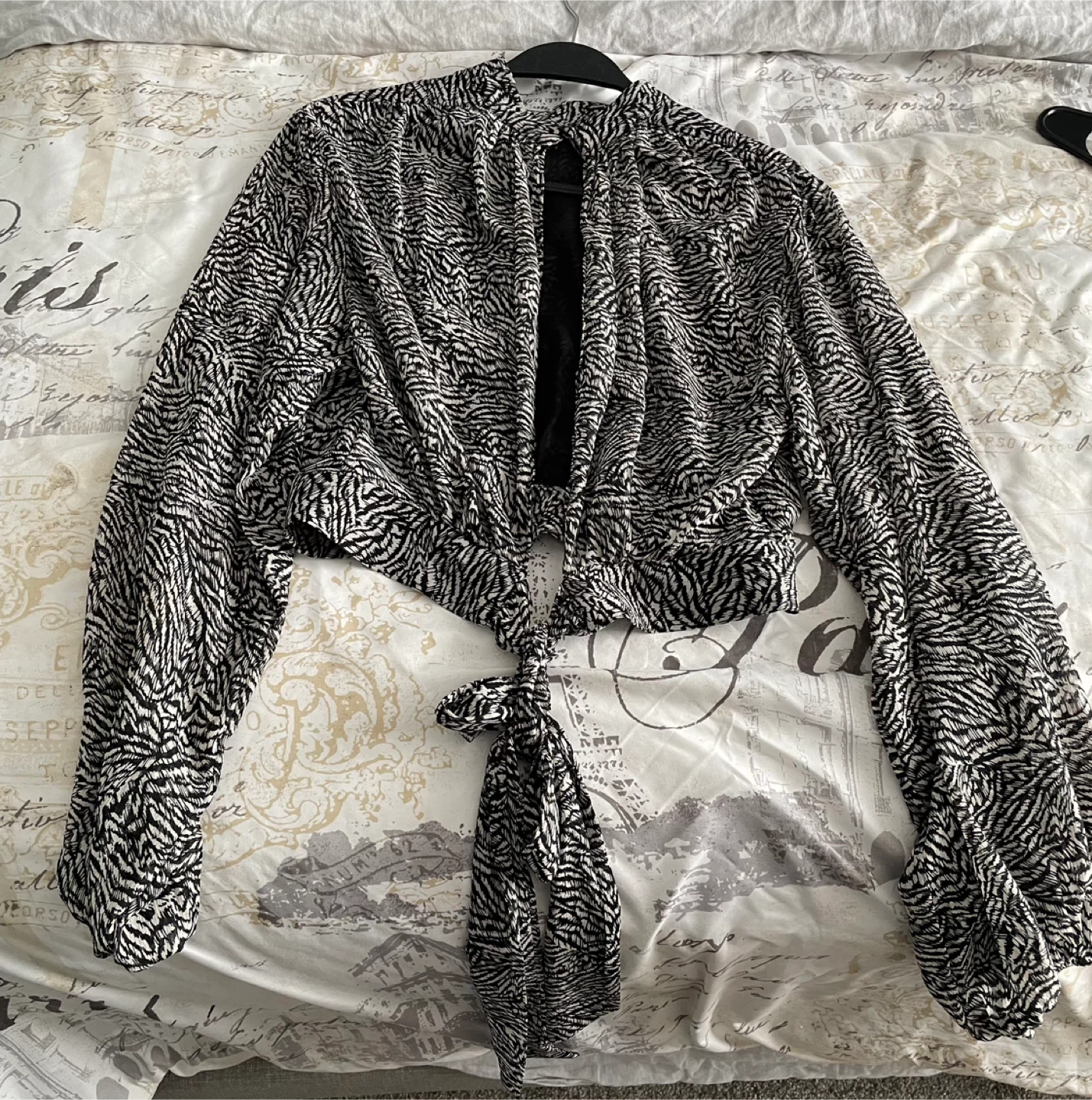 DYNAMITE Black & White Zebra Print Tie-back Blouse - photo 2