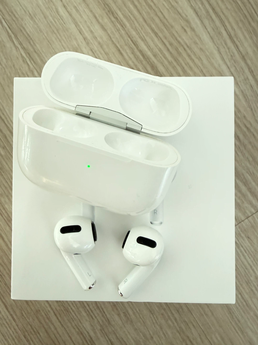Apple AirPods Pro (1st Gen) with Wireless Charging Case - photo 5
