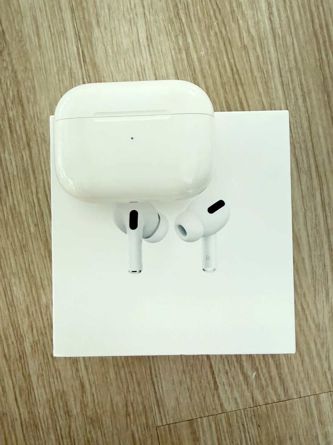 Apple AirPods Pro (1st Gen) with Wireless Charging Case