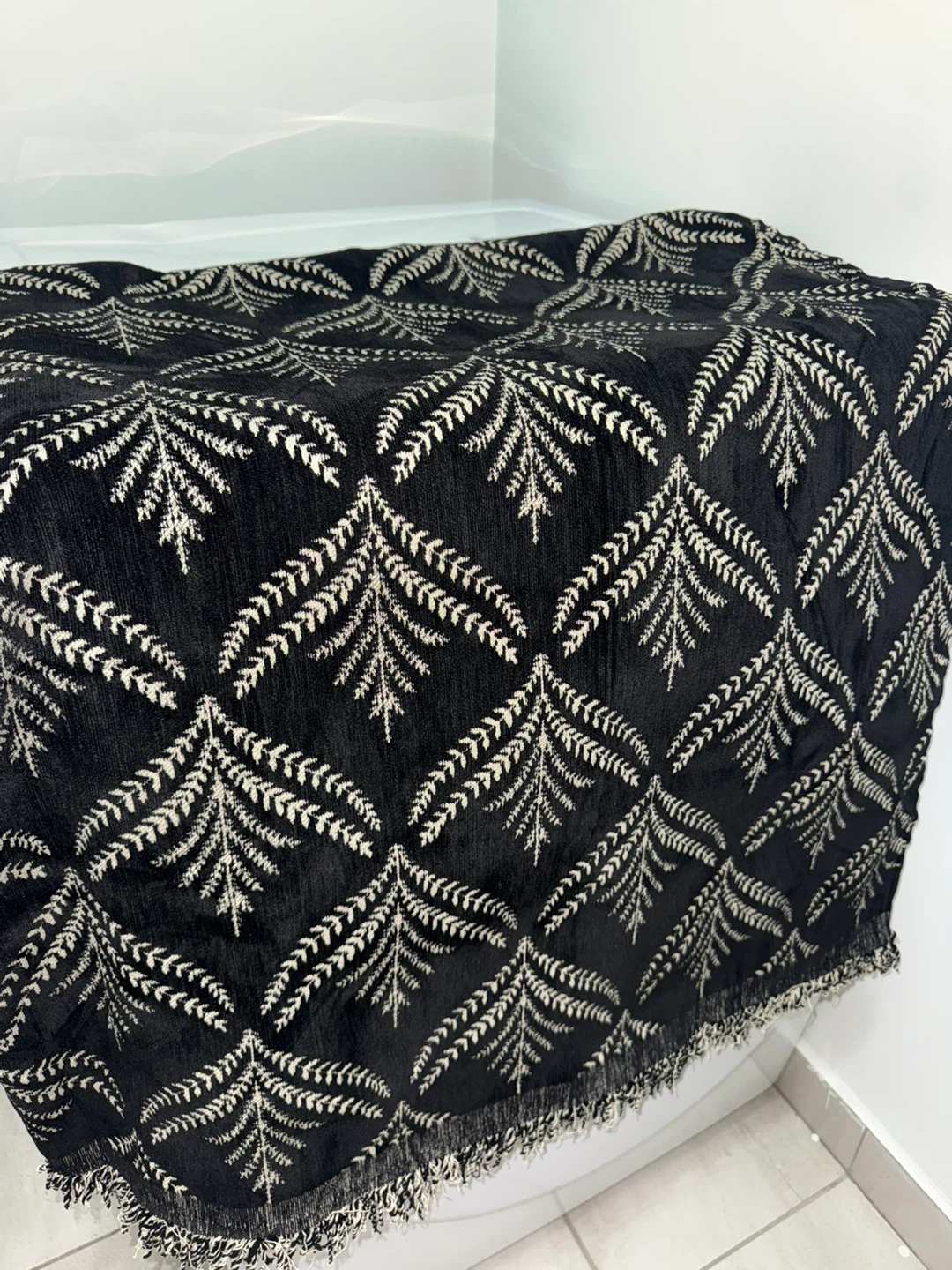 Black Throw Blanket with Fern Pattern - 150x180cm