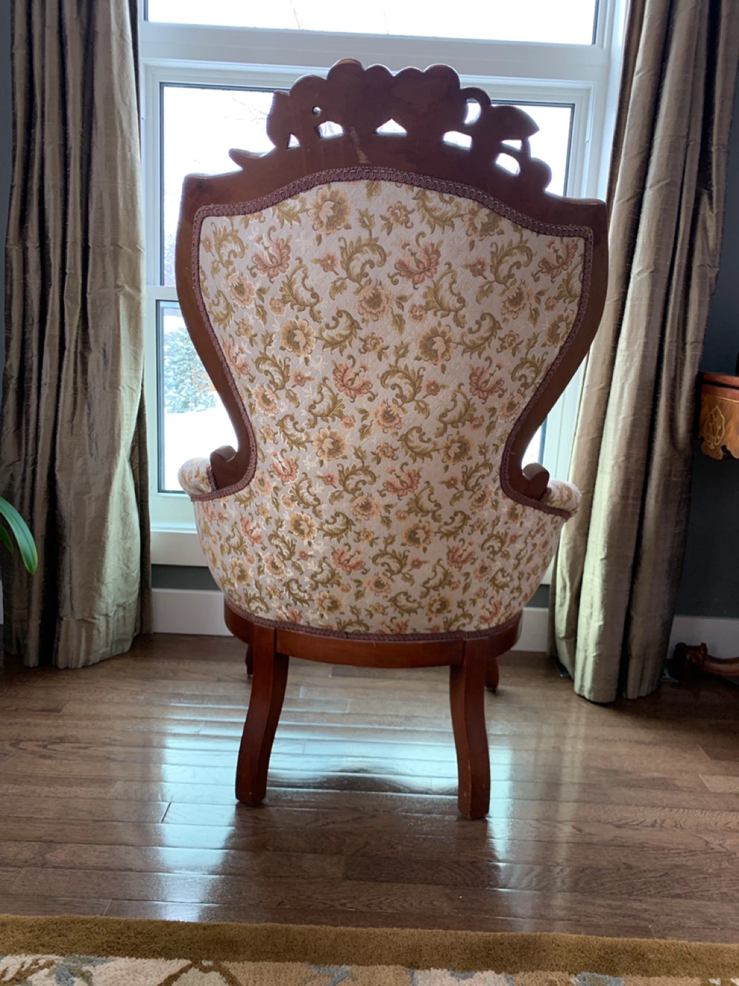 Vintage Accent Chair with Floral Upholstery - photo 3